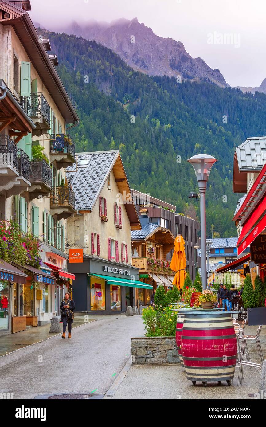 Chamonix Mont-Blanc, France - 4 octobre 2019 : vue sur la rue au centre de la célèbre station balnéaire et des Alpes françaises Banque D'Images