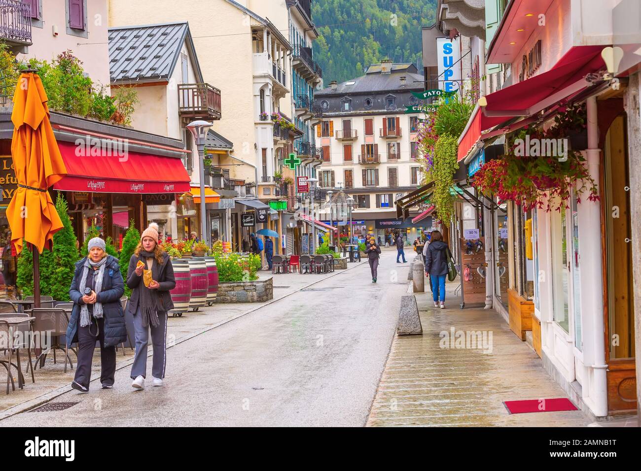 Chamonix Mont-Blanc, France - 4 octobre 2019 : vue sur la rue dans le centre de la célèbre station balnéaire des Alpes françaises Banque D'Images