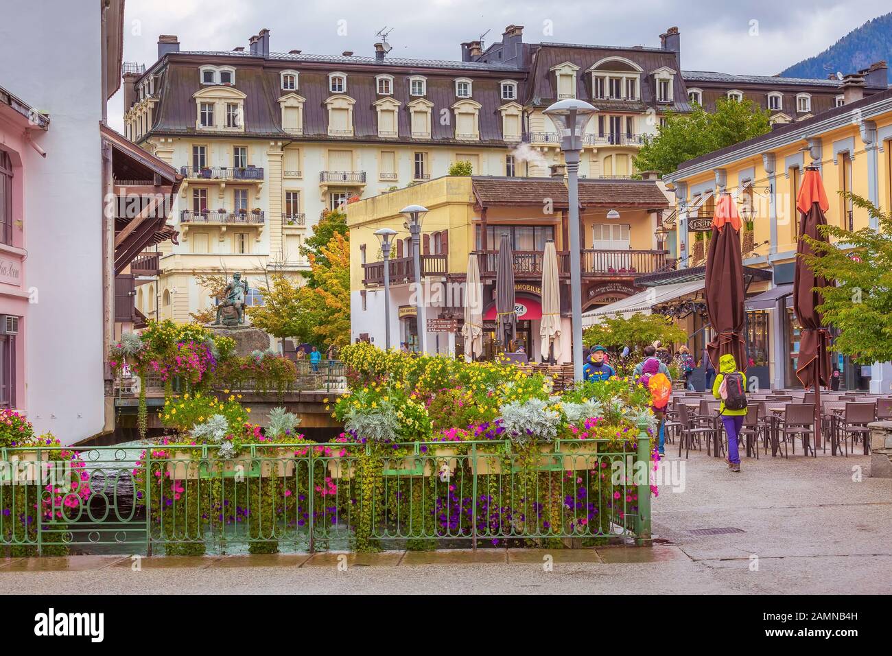 Chamonix Mont-Blanc, France - 4 octobre 2019 : vue sur la rue avec fleurs colorées et statue du Dr Gabriel Paccard, Alpes françaises Banque D'Images