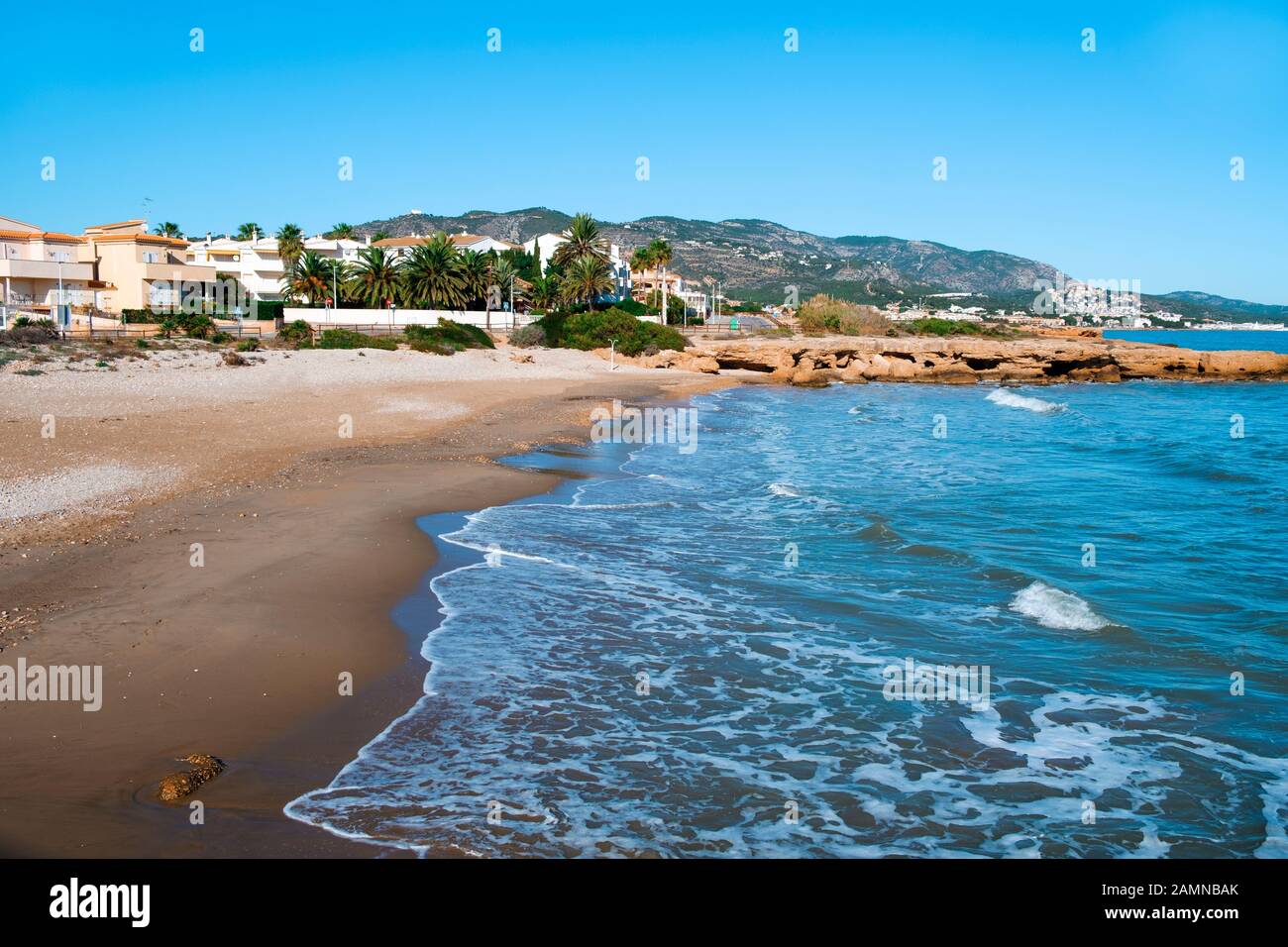 Vue sur la plage Playa del Moro à Alcossebre, sur la Costa del Azahar, en Espagne, en hiver Banque D'Images