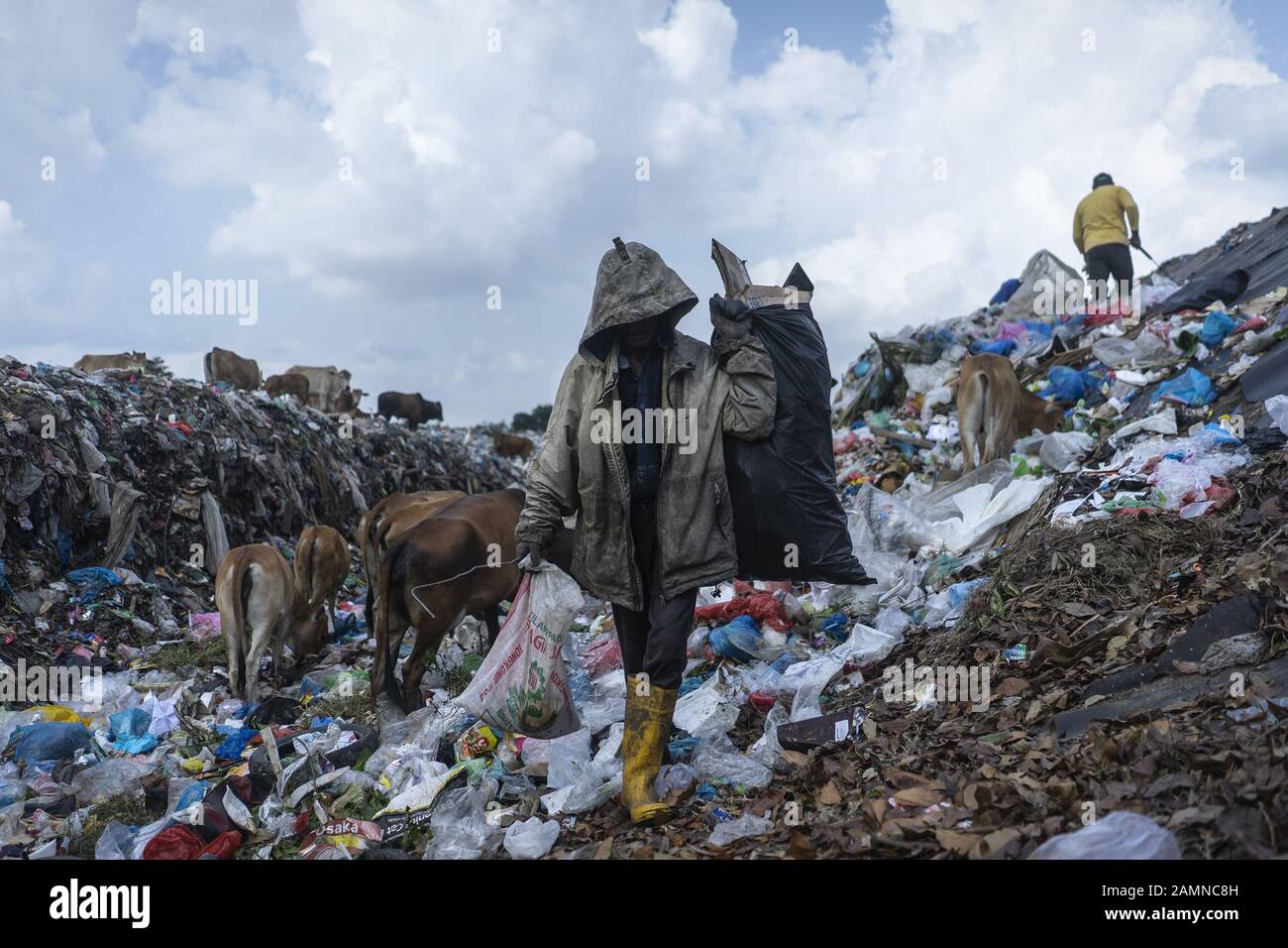 Lhokseumawe, Aceh, Indonésie. 14 janvier 2020. Les piégeurs recherchent des bouteilles en plastique d'occasion dans une décharge de Lhokseumawe, province d'Aceh. Le rapport de la Banque mondiale montre qu'environ 105 mille tonnes métriques de déchets municipaux sont produites chaque jour en Indonésie. Ce chiffre devrait augmenter de 150 mille tonnes d'ici 2025. Les déchets municipaux mal gérés entreront dans les voies navigables et deviendront éventuellement un problème pour les océans indonésiens. L'analyse réalisée par la Banque mondiale en 2018 dans 15 villes du centre et de l'ouest de l'Indonésie montre que la composition des déchets municipaux varie, 44% de déchets organiques, 21% d Banque D'Images