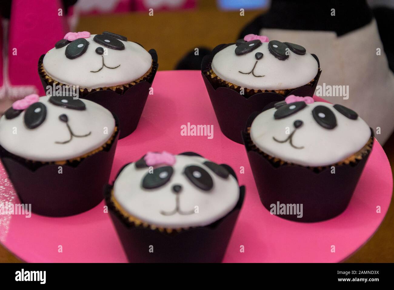 Vue De Dessus Du Plateau Rose Avec Cupcakes Decores De Face De Pandas Bonbons Gateaux Et Fille Anniversaire Fete Decoration Details Photo Stock Alamy