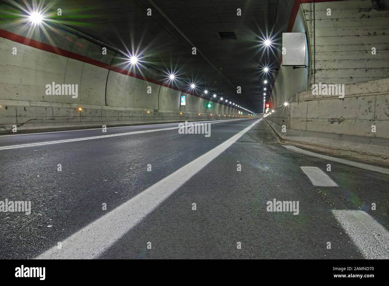 tunnel routier bien éclairé Banque D'Images