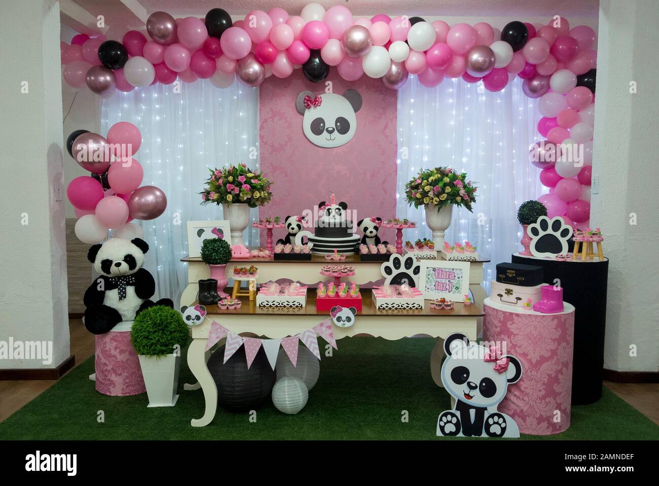 Table De Bonbons Et Gateau D Anniversaire Fete Des Filles Decoree Avec Theme Panda Decoration Delicate Rose Et Blanche Fete D Anniversaire De 1 An Photo Stock Alamy