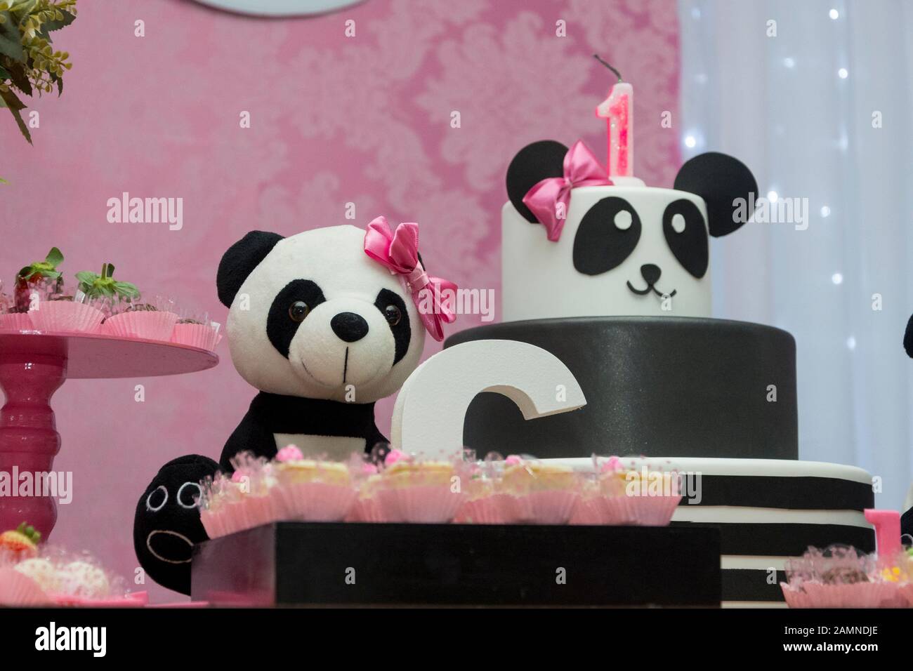 Table De Bonbons Et Gateau D Anniversaire Fete Des Filles Decoree Avec Theme Panda Decoration Delicate Rose Et Blanche Fete D Anniversaire De 1 An Photo Stock Alamy