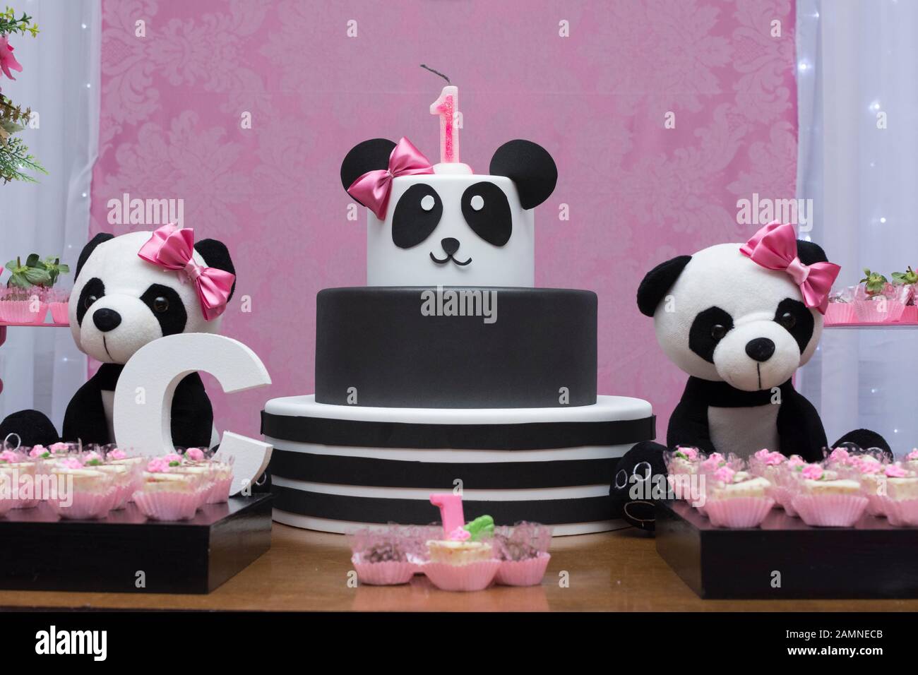 Table De Bonbons Et Gateau D Anniversaire Fete Des Filles Decoree Avec Theme Panda Decoration Delicate Rose Et Blanche Fete D Anniversaire De 1 An Photo Stock Alamy Table De Bonbons Et Gateau D Anniversaire Fete Des Filles Decoree Avec Theme Panda Decoration Delicate Rose Et Blanche Fete D Anniversaire De 1 An Photo Stock Alamy