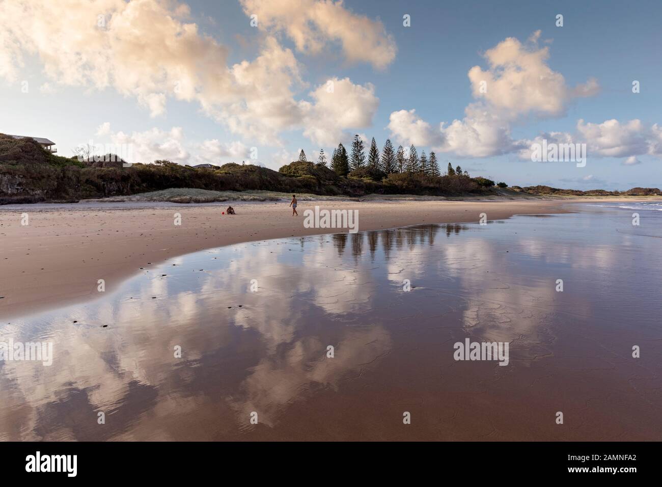 Australie, Yamba, Nouvelle-Galles du Sud, Pippi Beach, nuages reflétés dans le surf Banque D'Images