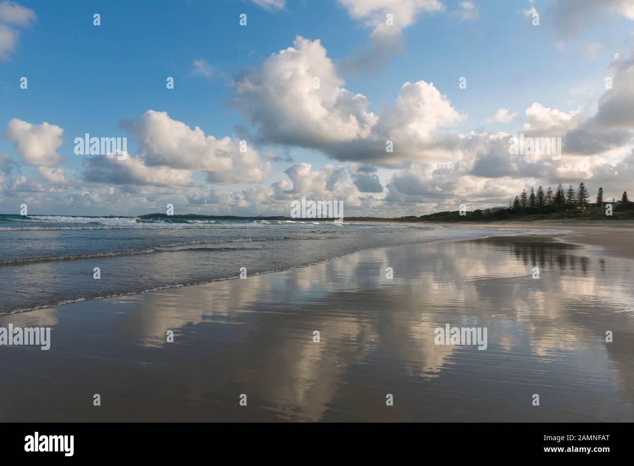 Australie, Yamba, Nouvelle-Galles du Sud, Pippi Beach, nuages reflétés dans le surf Banque D'Images