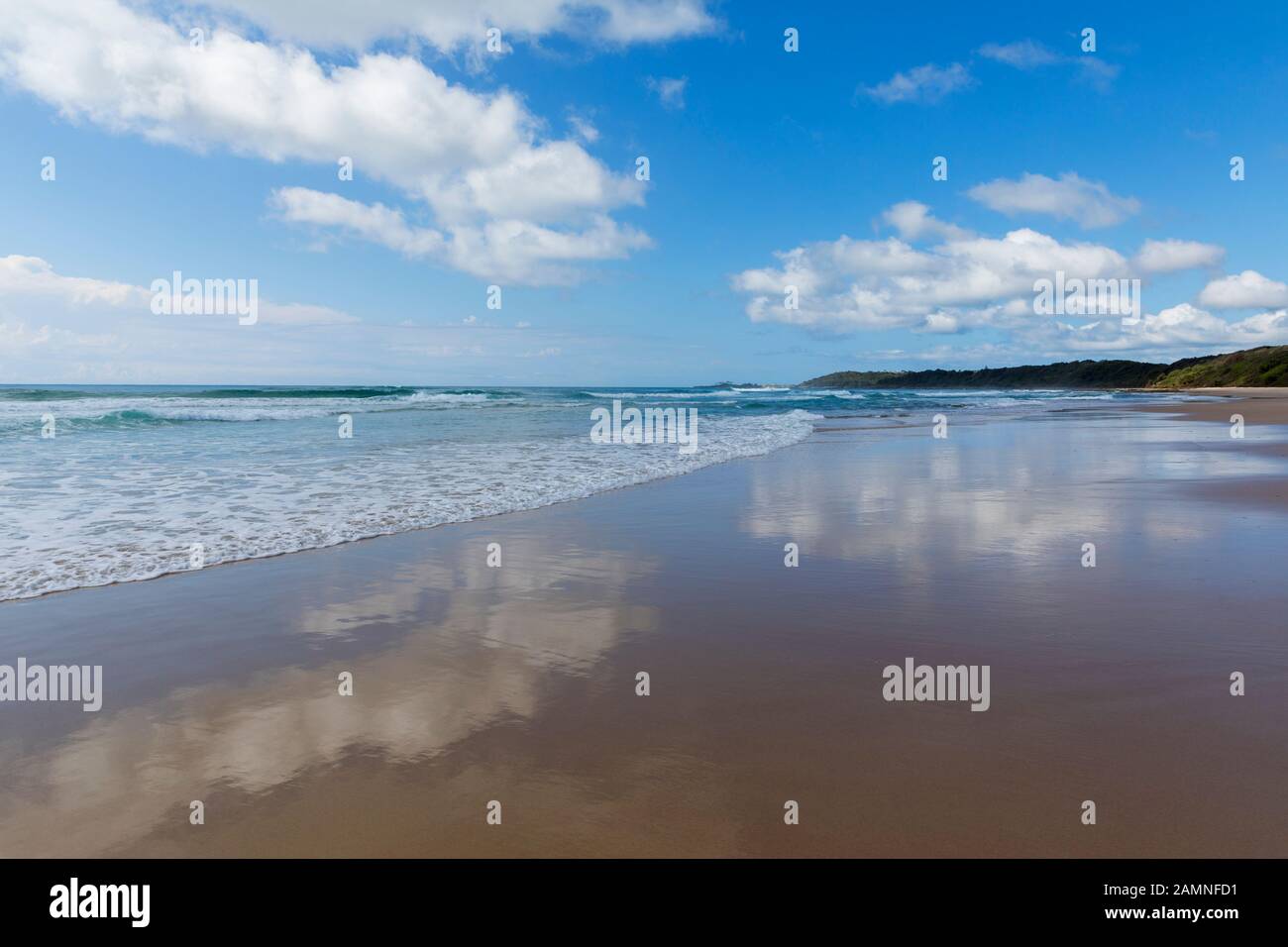 Australie, Yamba, Nouvelle-Galles du Sud, Pippi Beach, nuages reflétés dans le surf Banque D'Images
