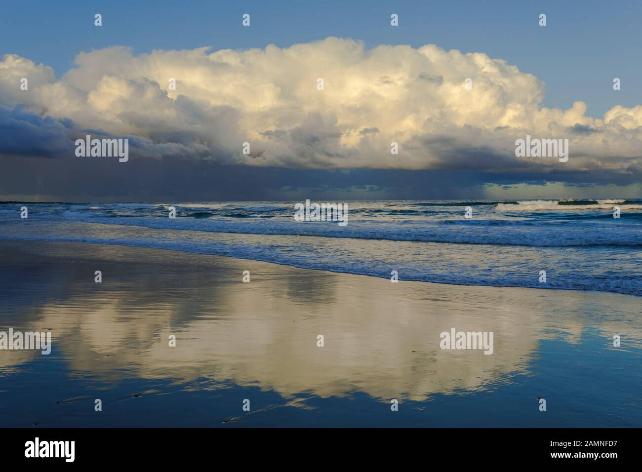 Australie, Yamba, Nouvelle-Galles du Sud, Pippi Beach, nuages reflétés dans le surf Banque D'Images