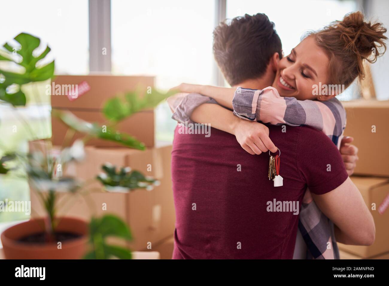 Un couple heureux avec des clés de nouvel appartement Banque D'Images