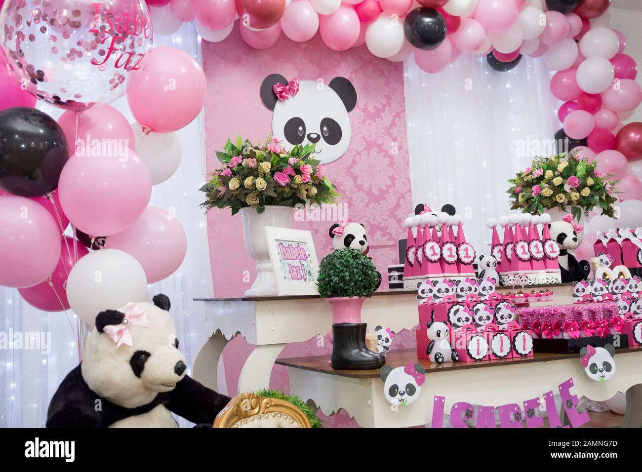 Table De Bonbons Et Gateau D Anniversaire Fete Des Filles Decoree Avec Theme Panda Decoration Delicate Rose Et Blanche Fete D Anniversaire De 1 An Photo Stock Alamy Table De Bonbons Et Gateau D Anniversaire Fete Des Filles Decoree Avec Theme Panda Decoration Delicate Rose Et Blanche Fete D Anniversaire De 1 An Photo Stock Alamy