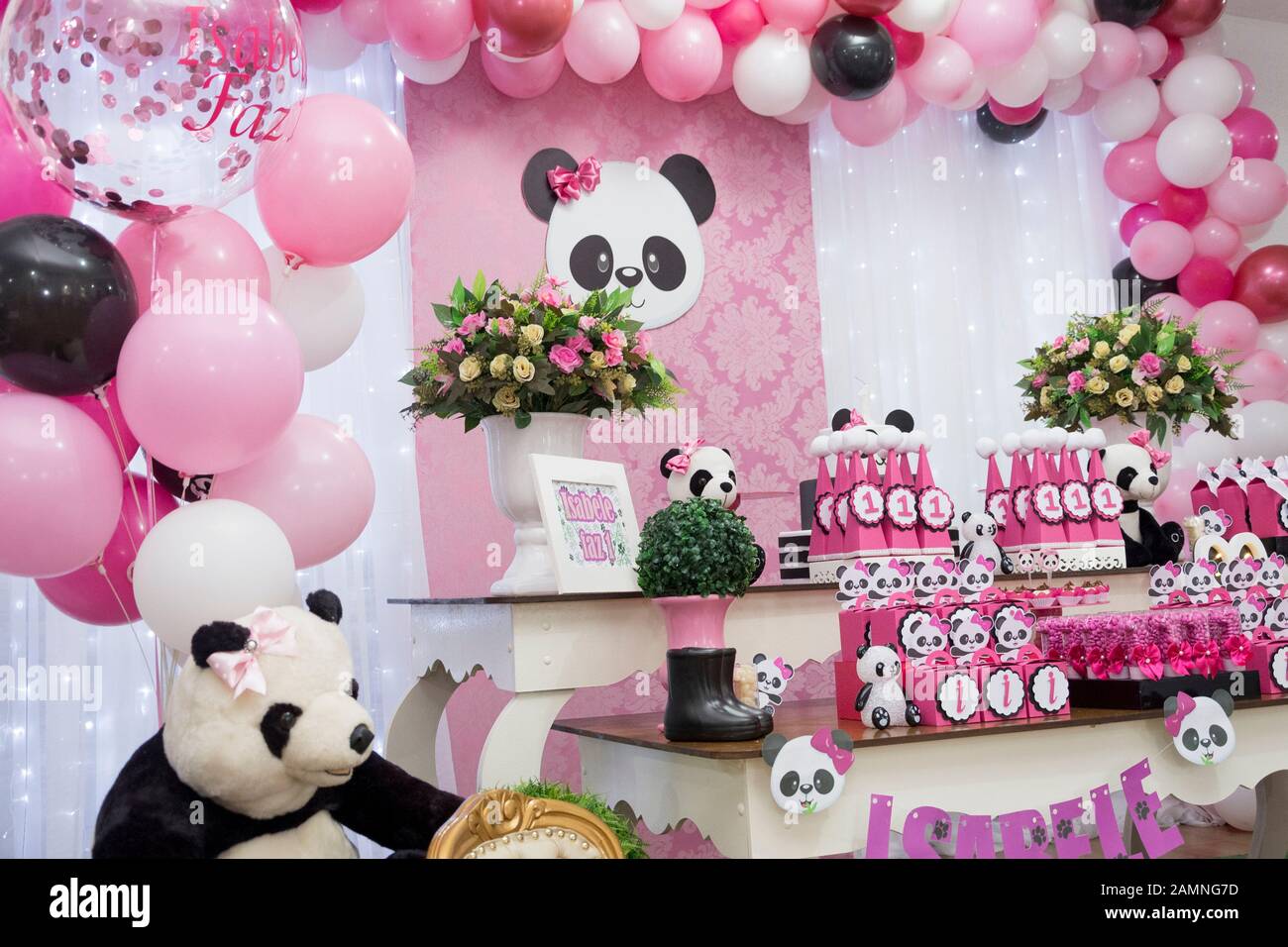 Table de bonbons et gâteau d'anniversaire. Fête Des Filles Décorée Avec  Thème Panda - Décoration Délicate Rose Et Blanche. fête d'anniversaire de 1  an Photo Stock - Alamy