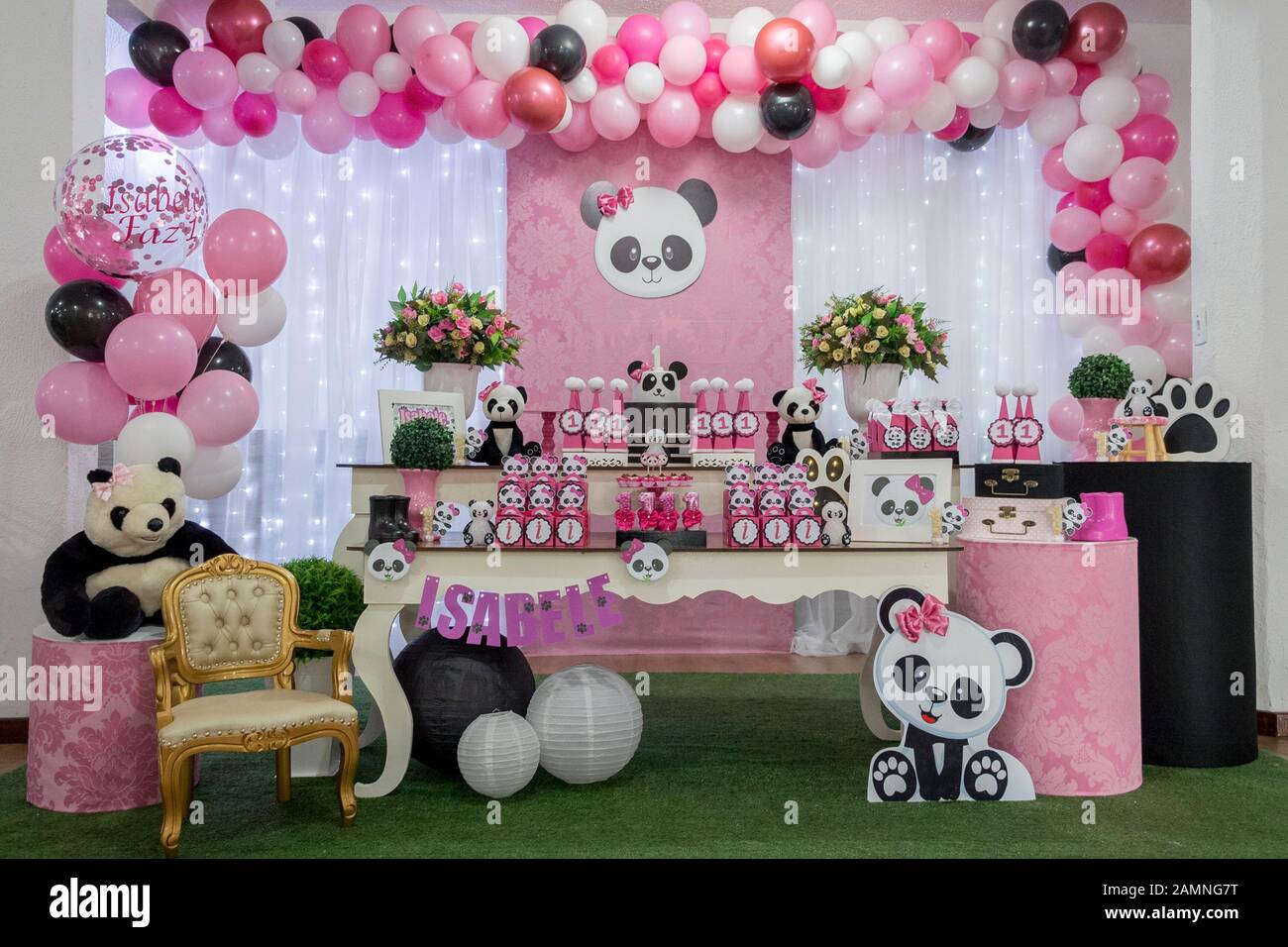 Table De Bonbons Et Gateau D Anniversaire Fete Des Filles Decoree Avec Theme Panda Decoration Delicate Rose Et Blanche Fete D Anniversaire De 1 An Photo Stock Alamy