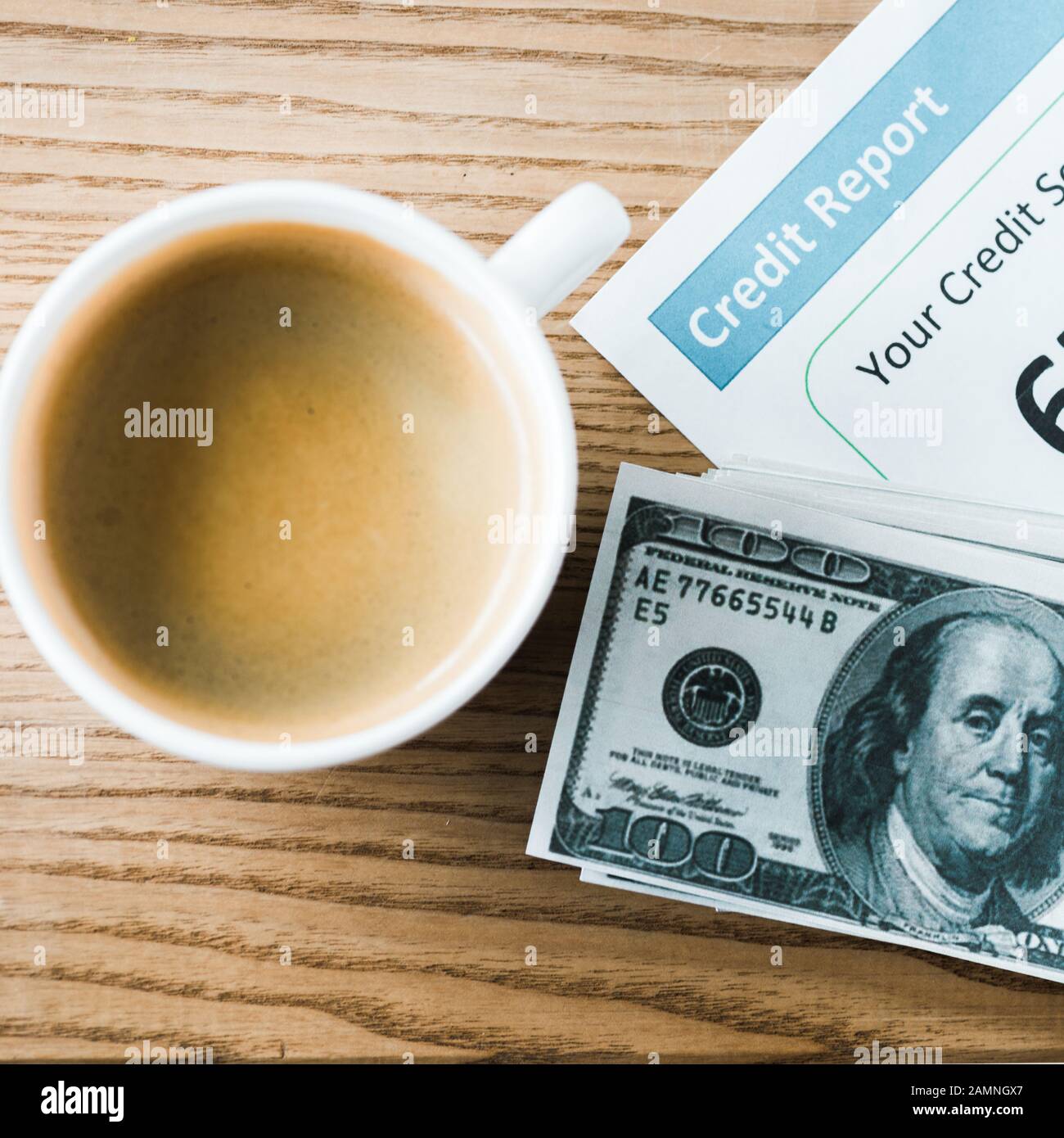 vue de dessus de tasse avec café près du papier avec lettrage de rapport de crédit sur papier et argent Banque D'Images