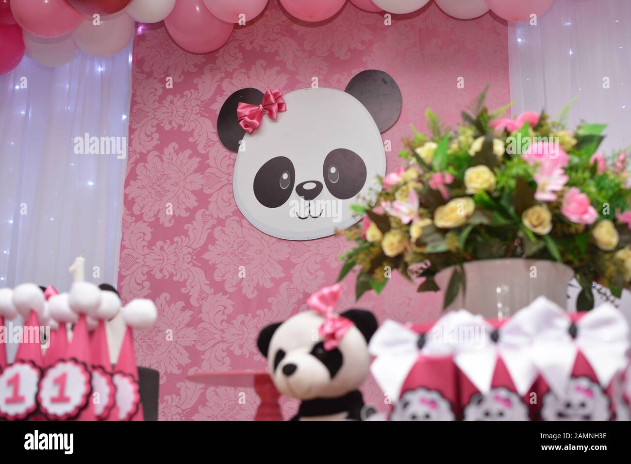 Table De Bonbons Et Gateau D Anniversaire Fete Des Filles Decoree Avec Theme Panda Decoration Delicate Rose Et Blanche Fete D Anniversaire De 1 An Photo Stock Alamy Table De Bonbons Et Gateau D Anniversaire Fete Des Filles Decoree Avec Theme Panda Decoration Delicate Rose Et Blanche Fete D Anniversaire De 1 An Photo Stock Alamy