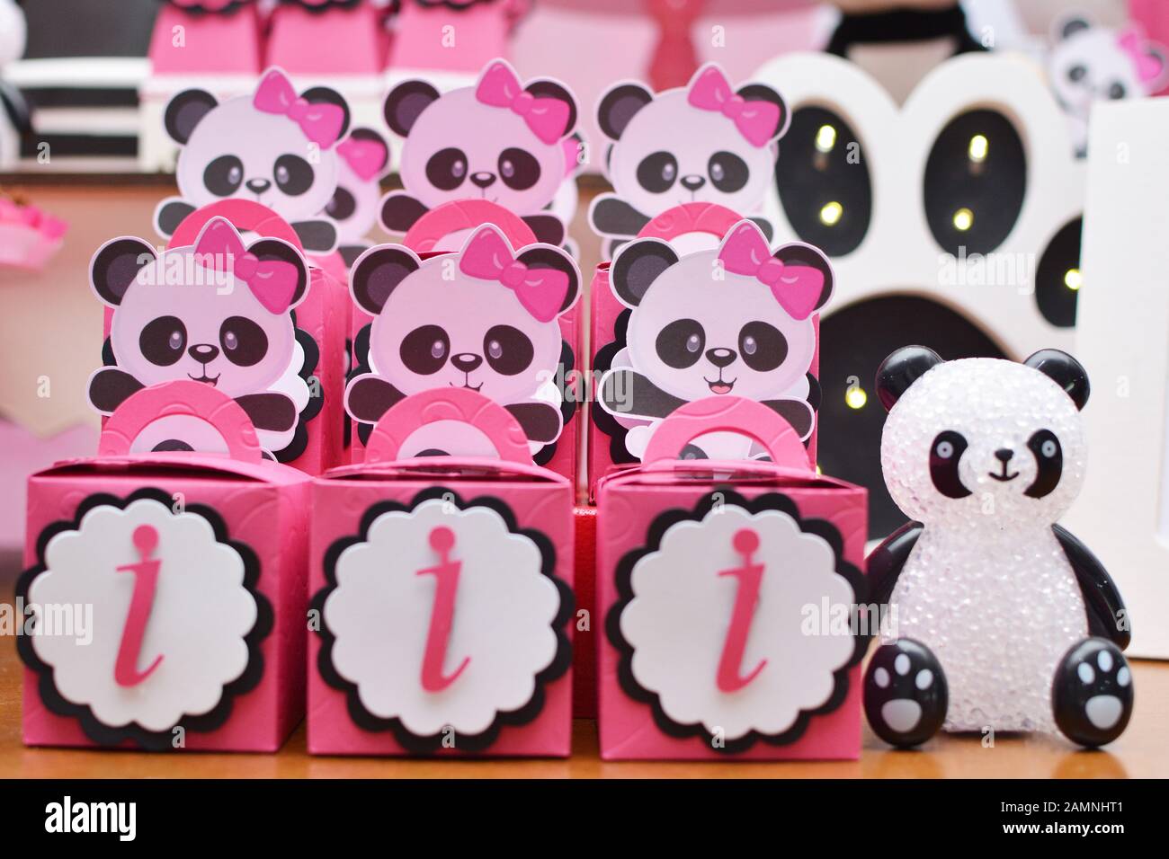 Fille Anniversaire Fete Decoration Detail Theme Panda Merveilleux Bonbons Cupcakes Gateaux Boites Et Motifs 1 An D Anniversaire Jolie Fille Decoratio De Fete Photo Stock Alamy