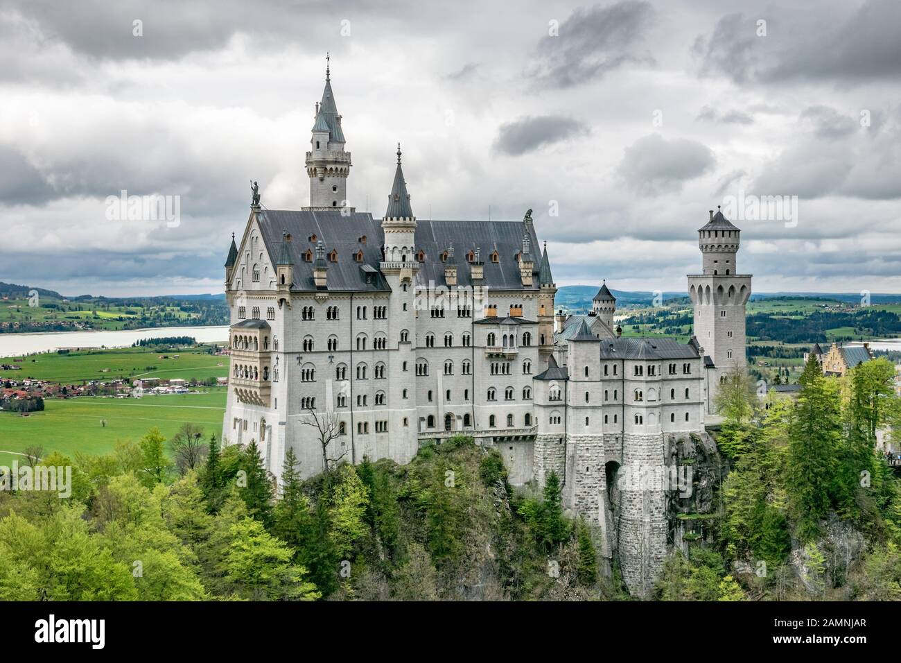 Le château de Neuschwanstein est un palais roman de Revival du XIXe siècle situé sur une colline accidentée au-dessus du village de Hohenschwangau, en Bavière, en Allemagne Banque D'Images