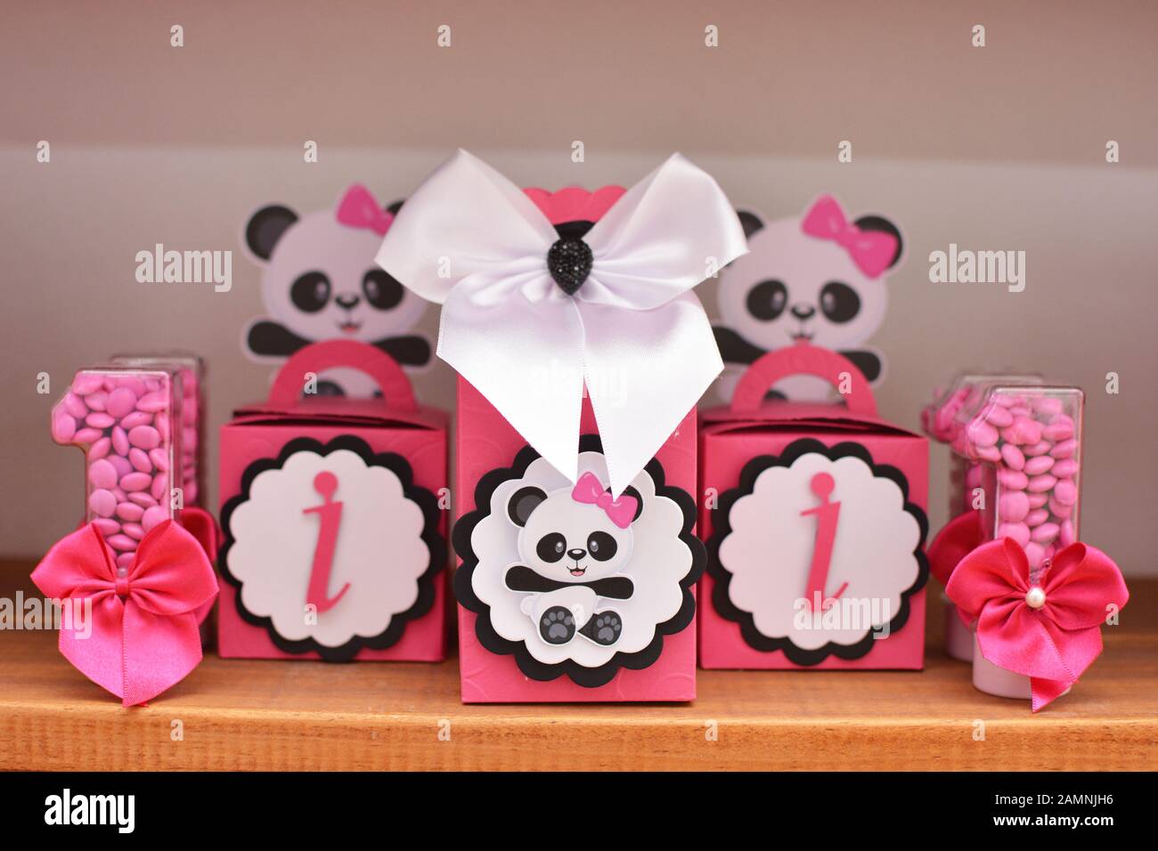 Fille Anniversaire Fete Decoration Detail Theme Panda Merveilleux Bonbons Cupcakes Gateaux Boites Et Motifs 1 An D Anniversaire Jolie Fille Decoratio De Fete Photo Stock Alamy Fille Anniversaire Fete Decoration Detail Theme Panda Merveilleux Bonbons Cupcakes Gateaux Boites Et Motifs 1 An D Anniversaire Jolie Fille Decoratio De Fete Photo Stock Alamy
