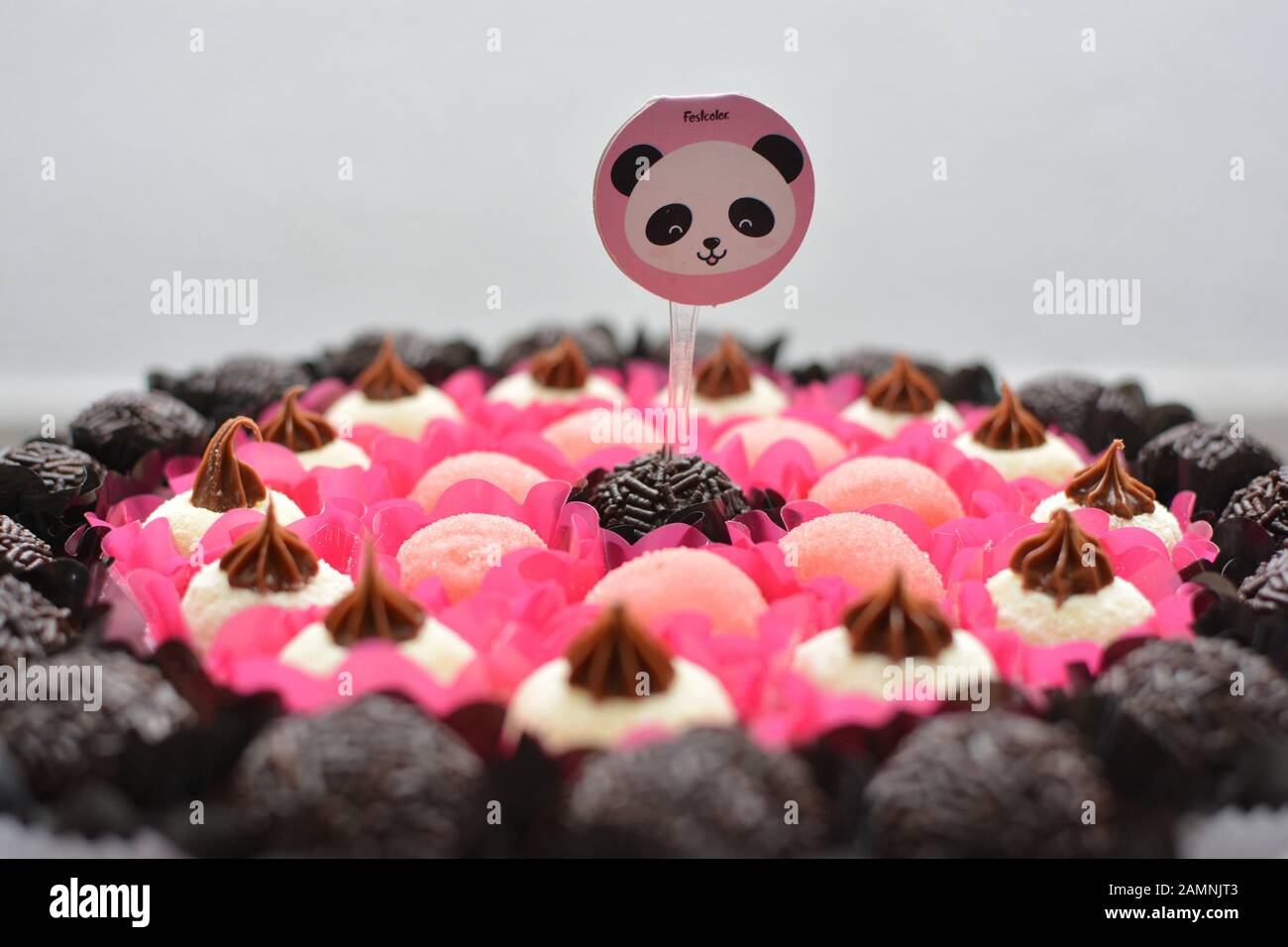 Bonbons Bresiliens Typiques Pour L Anniversaire Des Enfants Fille Anniversaire Fete Decoration Detail Merveilleux Bonbons Cupcakes Boites A Gateaux Et Motifs Mise Au Point Selective Photo Stock Alamy