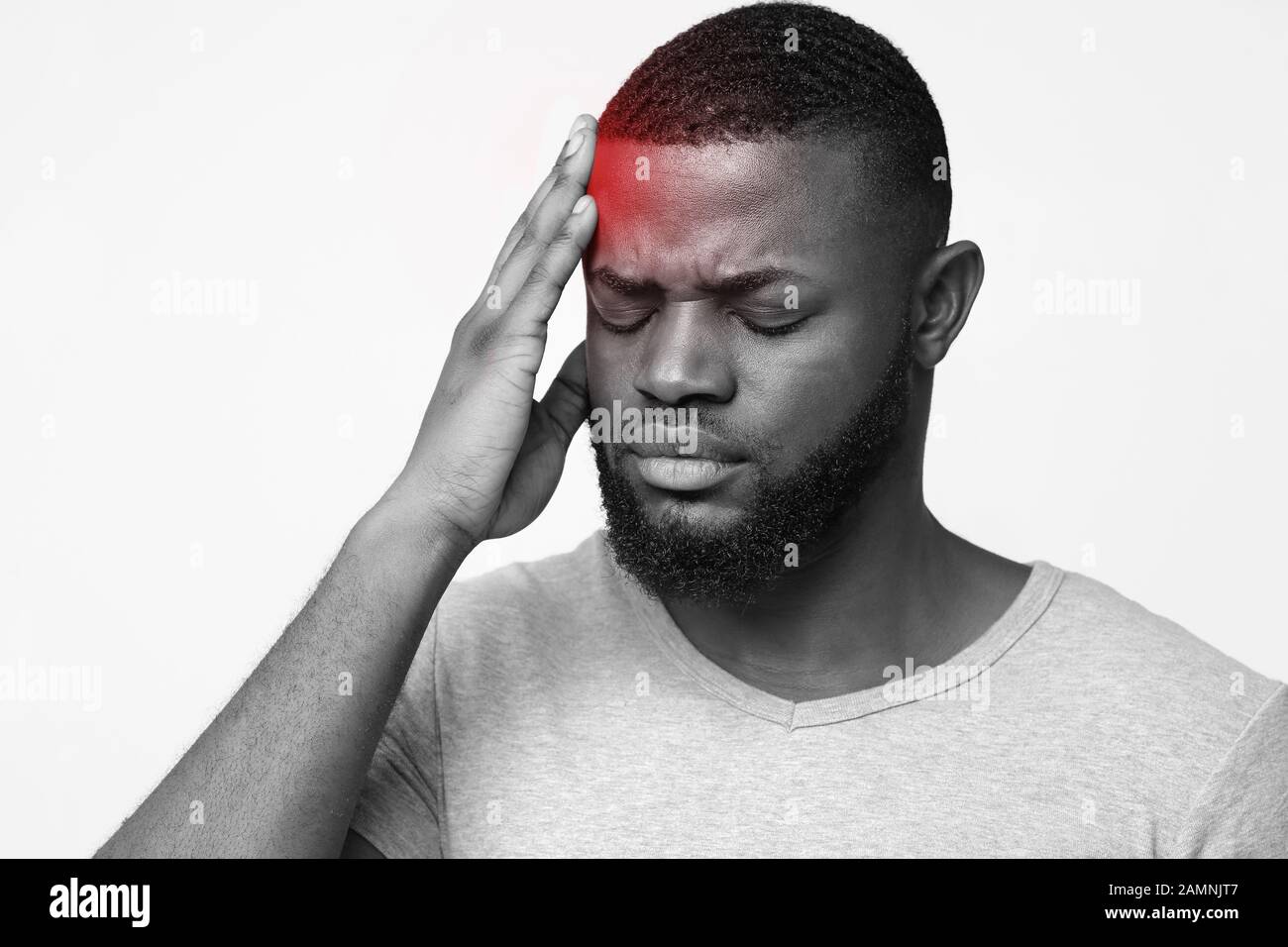 Homme souffrant de migraine, touchant son front Banque D'Images