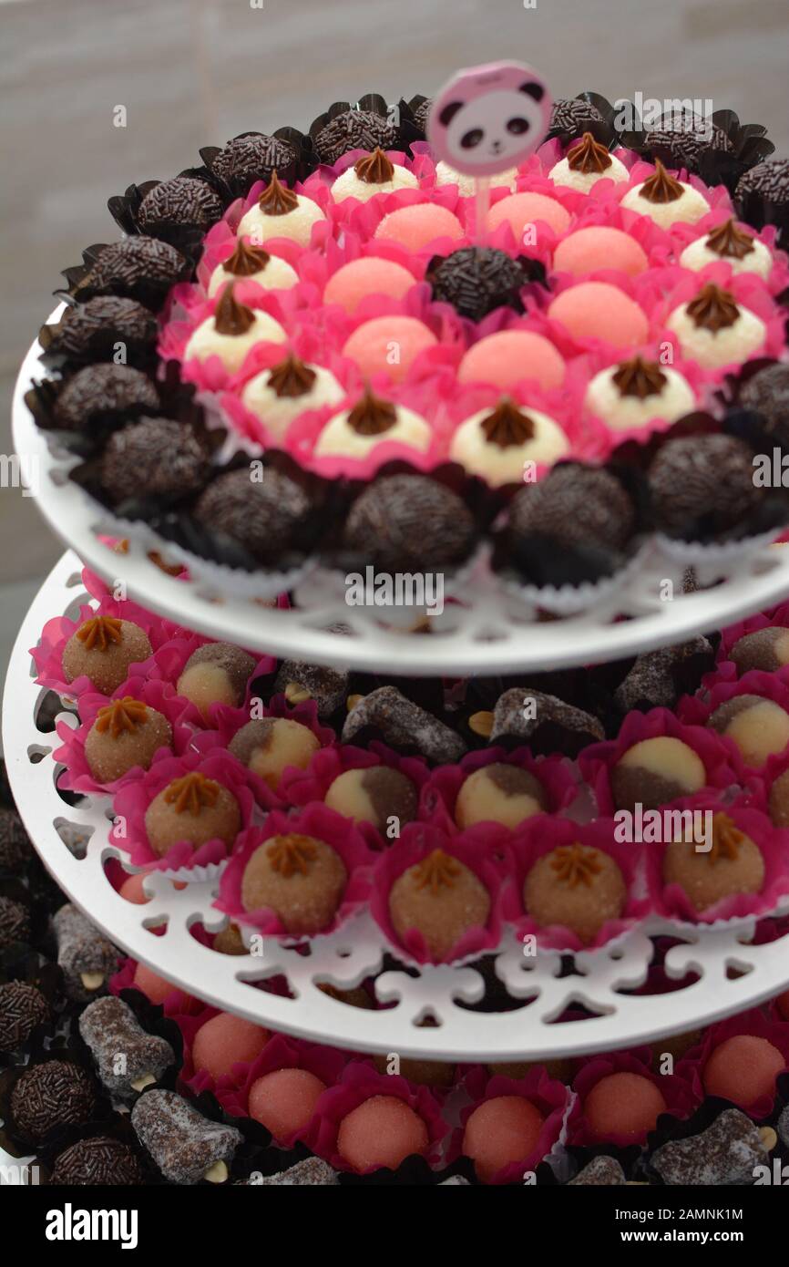 Bonbons Bresiliens Typiques Pour L Anniversaire Des Enfants Fille Anniversaire Fete Decoration Detail Merveilleux Bonbons Cupcakes Boites A Gateaux Et Motifs Mise Au Point Selective Photo Stock Alamy Bonbons Bresiliens Typiques Pour L Anniversaire Des Enfants Fille Anniversaire Fete Decoration Detail Merveilleux Bonbons Cupcakes Boites A Gateaux Et Motifs Mise Au Point Selective Photo Stock Alamy