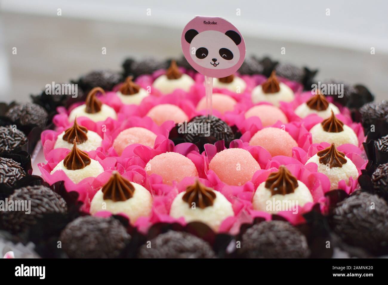 Bonbons Bresiliens Typiques Pour L Anniversaire Des Enfants Fille Anniversaire Fete Decoration Detail Merveilleux Bonbons Cupcakes Boites A Gateaux Et Motifs Mise Au Point Selective Photo Stock Alamy