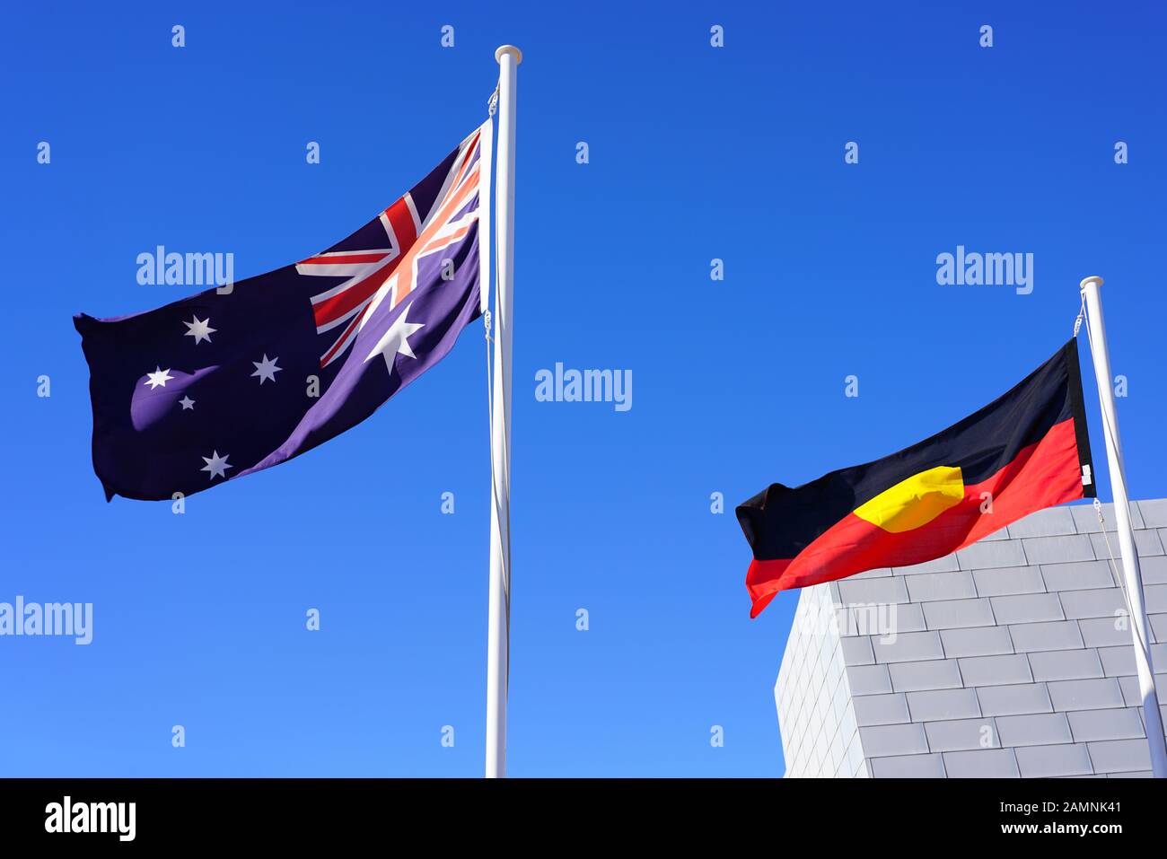 Denham, AUSTRALIE -7 JUILLET 2019 - vue d'un drapeau australien et d'un drapeau aborigène volant côte à côte à Denham, Shark Bay, Australie occidentale. Banque D'Images