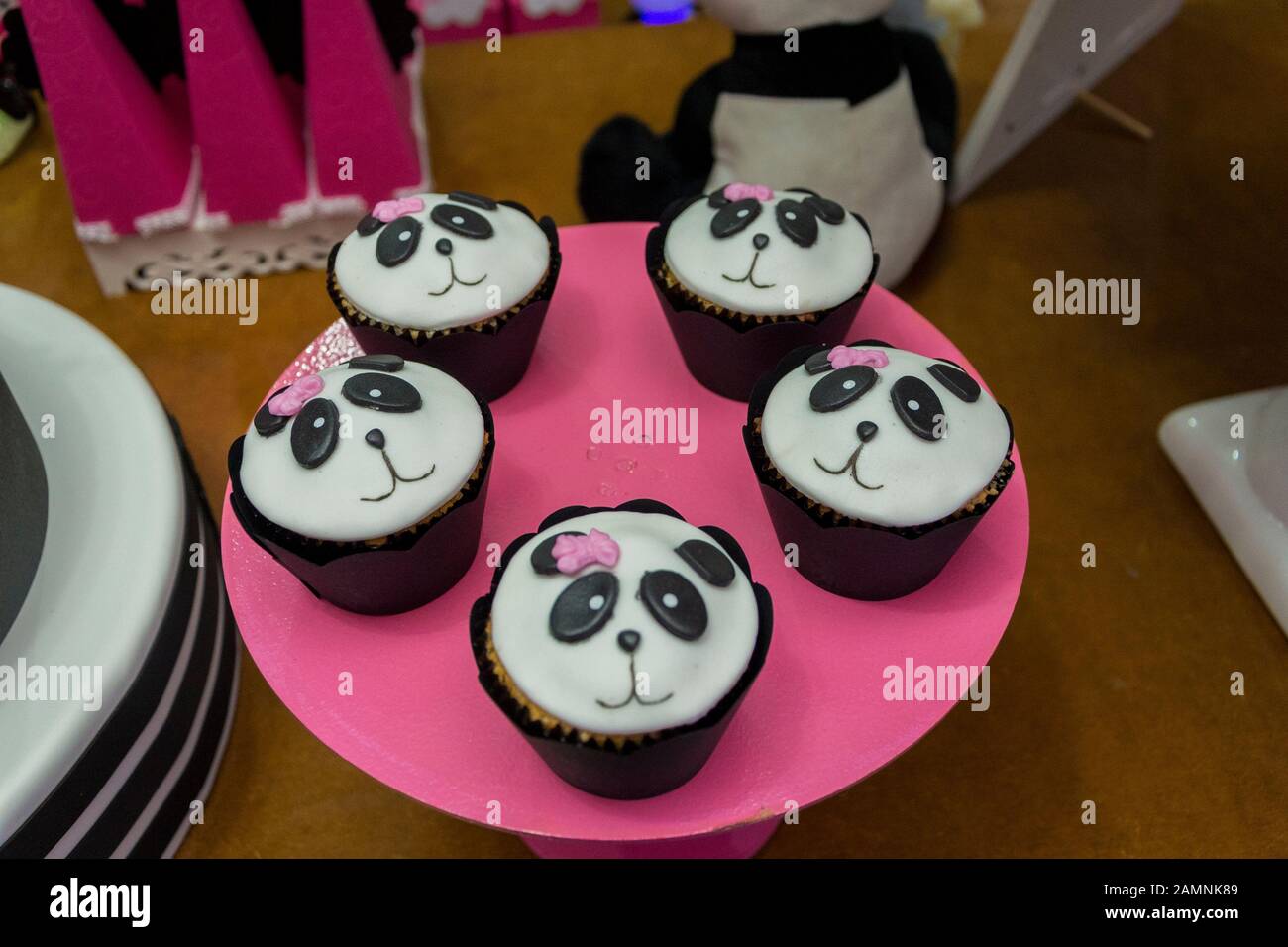 Vue De Dessus Du Plateau Rose Avec Cupcakes Decores De Face De Pandas Bonbons Gateaux Et Fille Anniversaire Fete Decoration Details Photo Stock Alamy