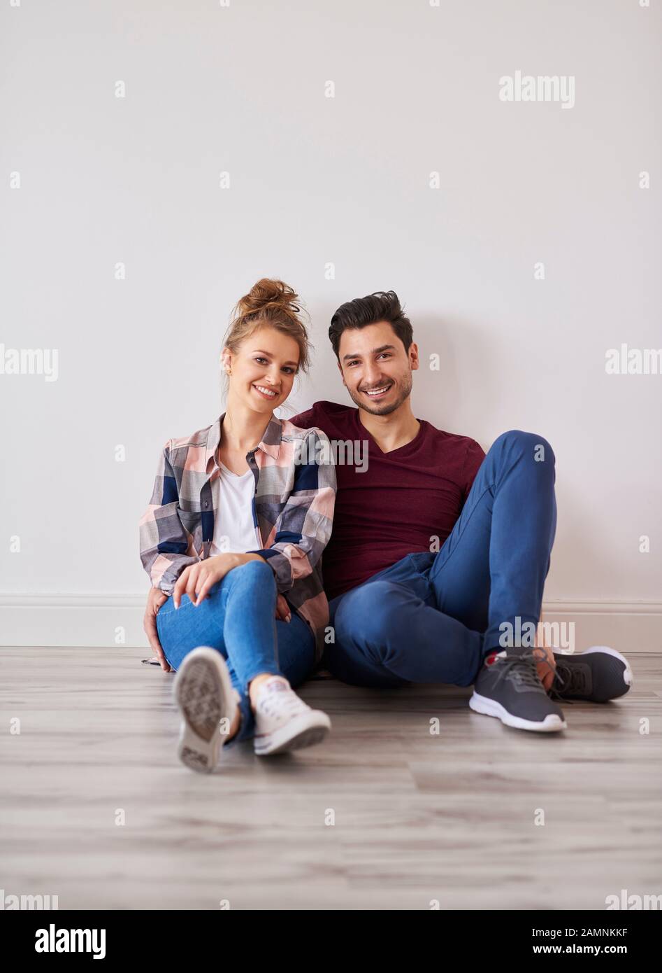 Portrait de couple souriant prenant la pause de la maison en mouvement Banque D'Images