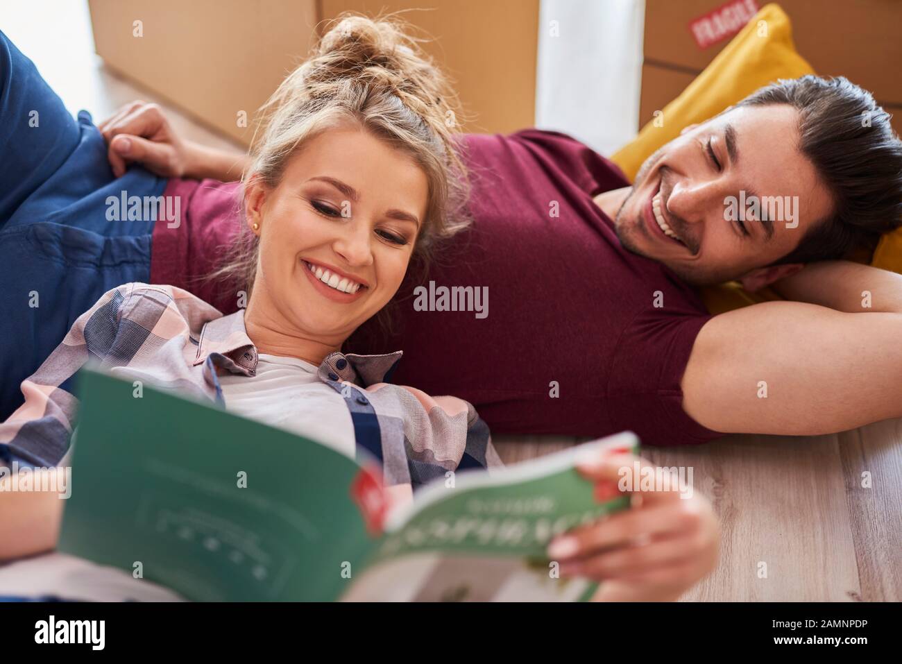 Rêve de couple dans leur nouvel appartement Banque D'Images