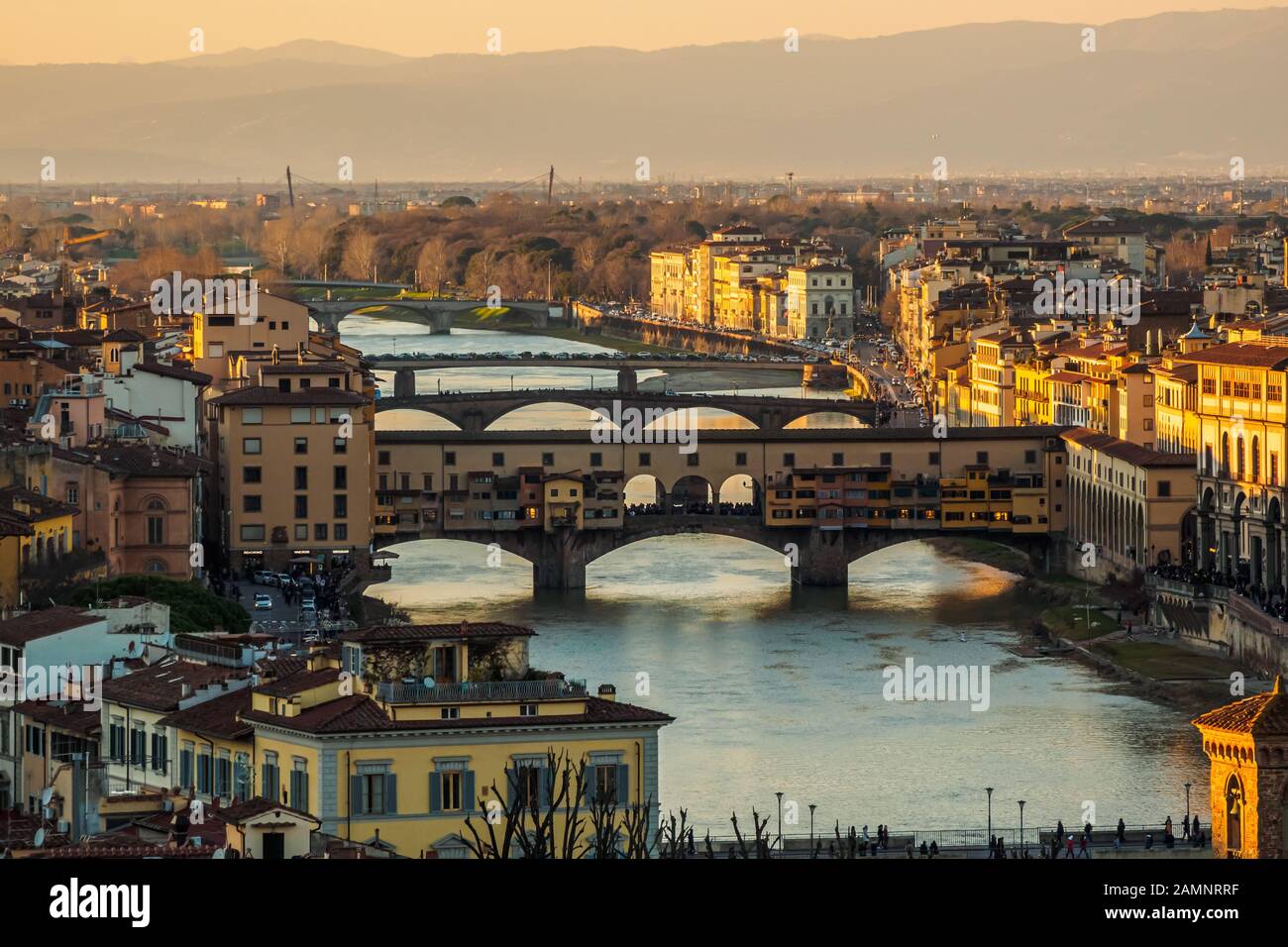 Vue sur le pont Florence-Vecchio et la rivière Arno depuis la Piazzale de Michelangelo au coucher du soleil Banque D'Images