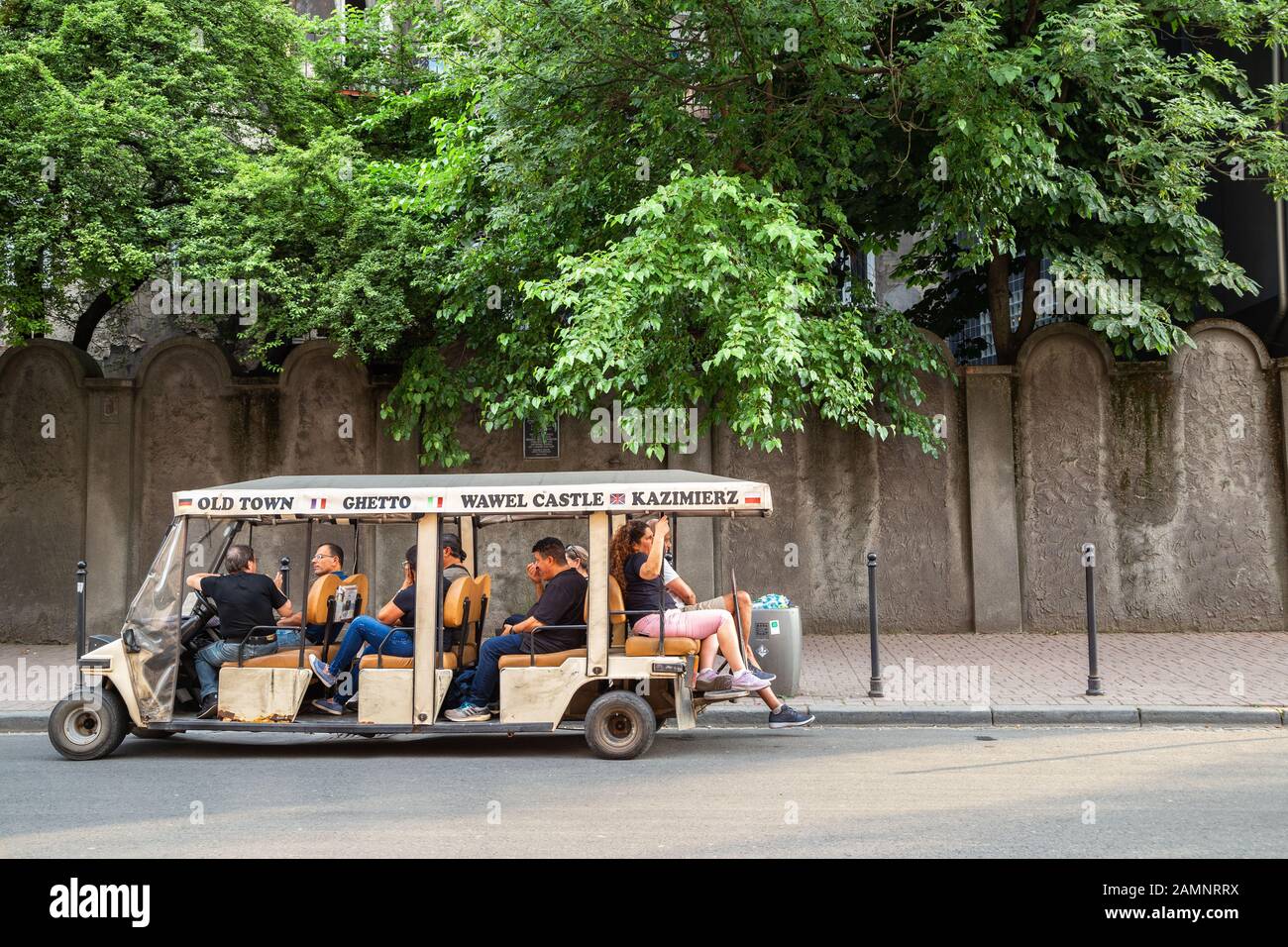 Cracovie, Pologne - 15 juin 2019 : Fragment du mur du ghetto et tour en voiture dans le quartier de Podgorze Banque D'Images