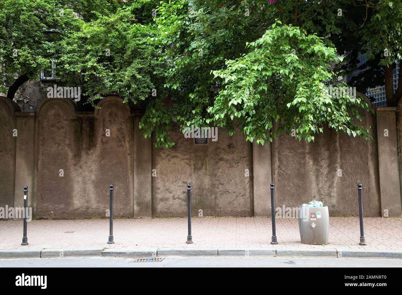 Cracovie, Pologne - 15 juin 2019 : Fragment du mur du ghetto dans le quartier de Podgorze Banque D'Images