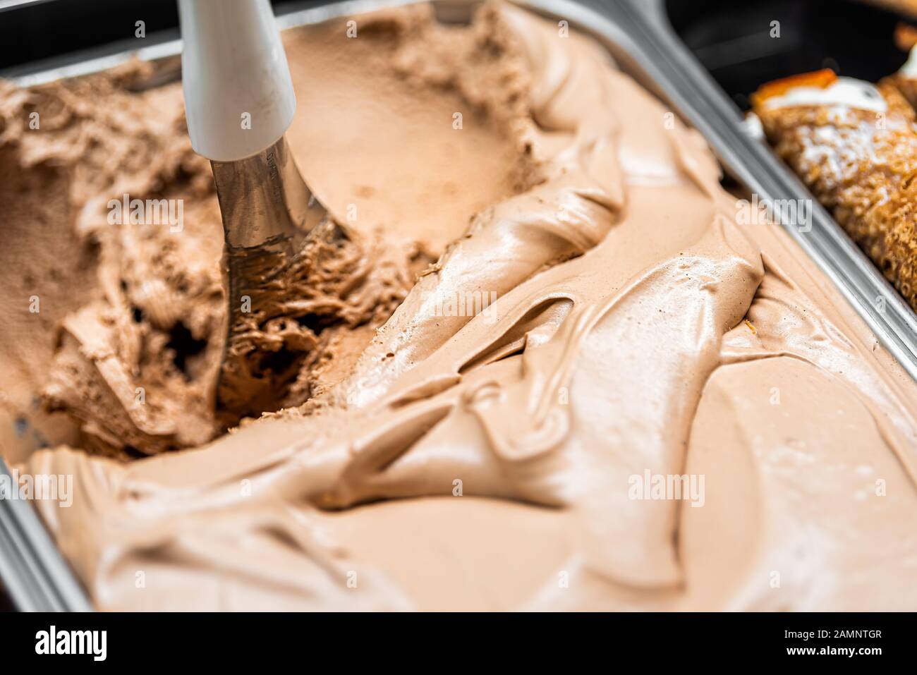 Macro closure de glace au café au chocolat avec une pelle à remous exposée dans un magasin de café dans la célèbre Florence Italie Firenze Centrale Mercato Banque D'Images