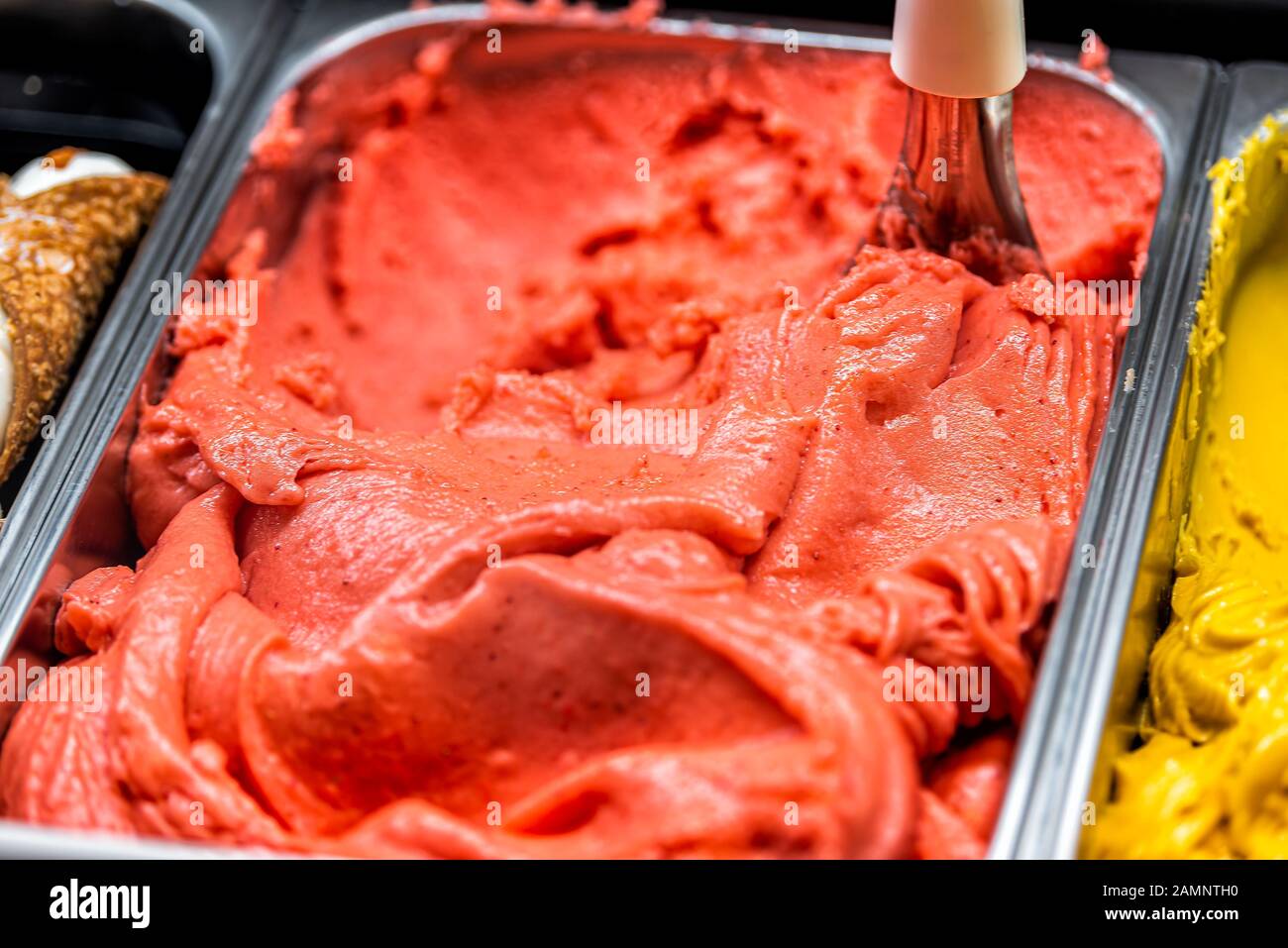 Macro closure de glace de sorbet rouge à la saveur de fraise avec boule de turbulence exposée dans la boutique de café de la célèbre Florence Italie Firenze Ce Banque D'Images