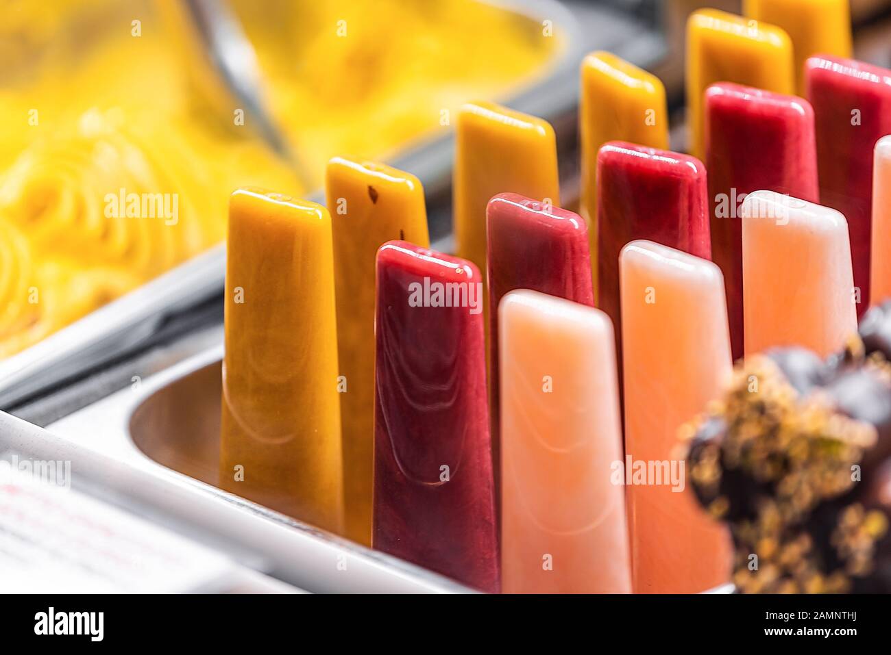 Gros plan de nombreux popsicles de jus de jaune rouge dans la boutique de la crème glacée de Florence Italie Firenze Centrale Mercato Banque D'Images