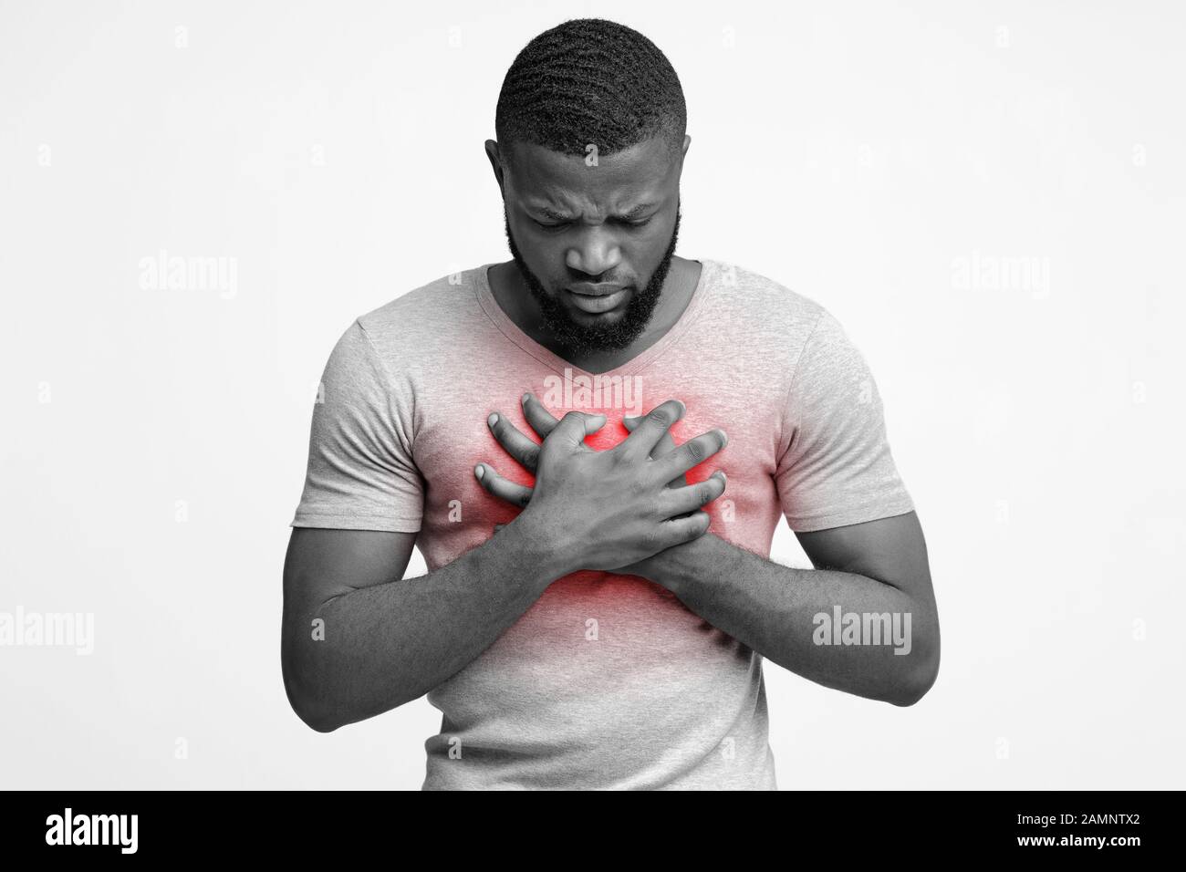 Photo monochrome d'un gars afro touchant sa poitrine Banque D'Images