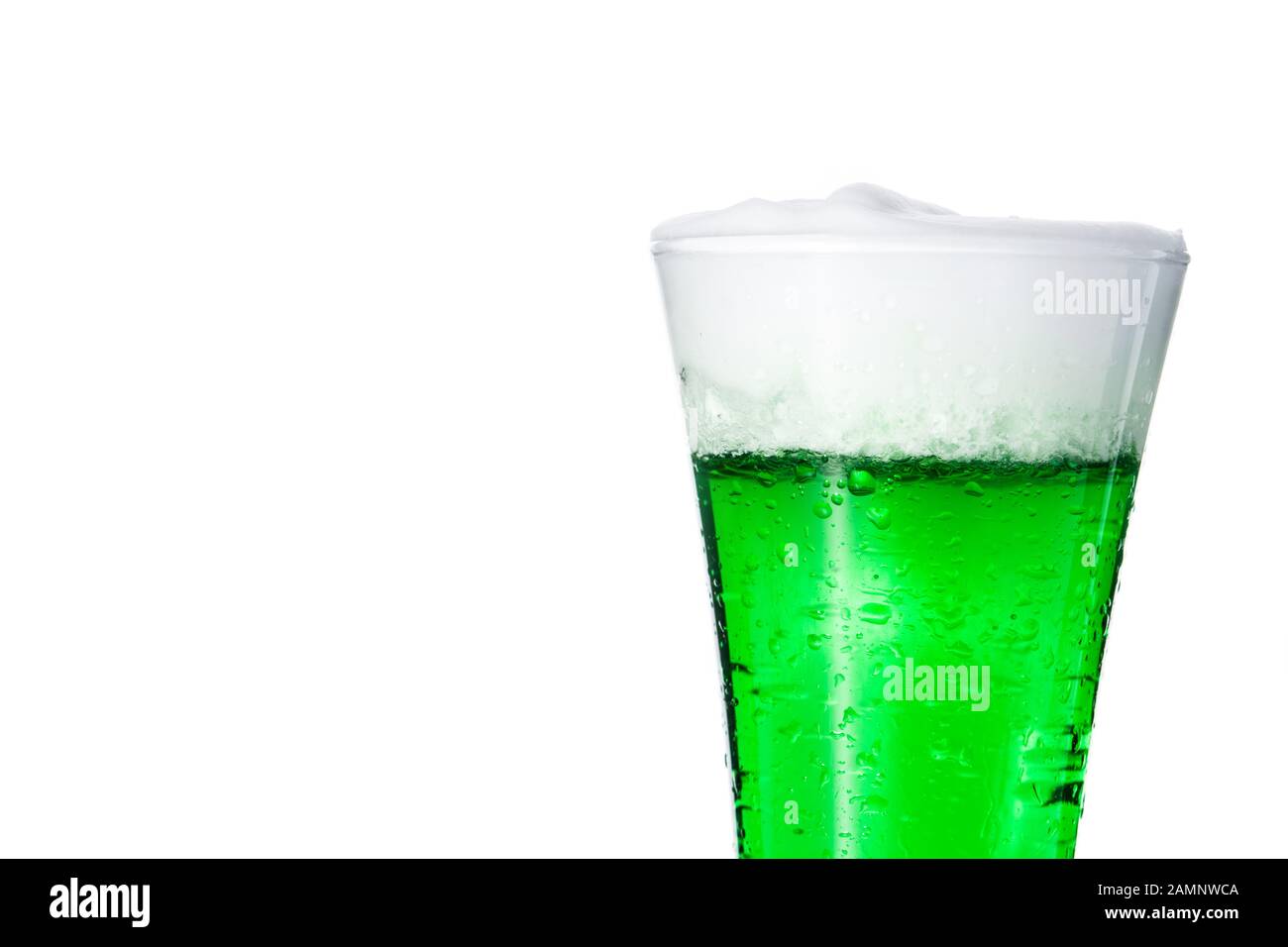 St Patrick's Day traditionnelle bière verte isolée sur fond blanc. Copy space Banque D'Images