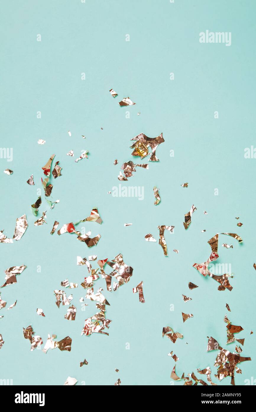 Les guirlandes d'or sur fond vert pastel avec copie espace. Banque D'Images