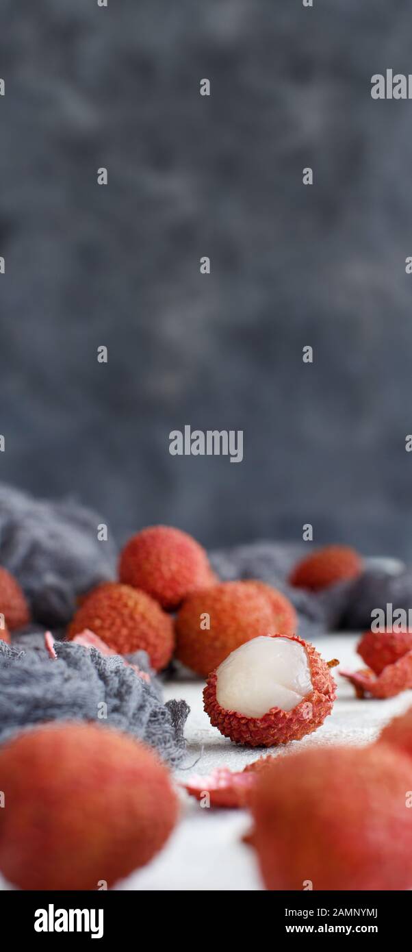 Litchis frais fruits sur une table blanche close up Banque D'Images