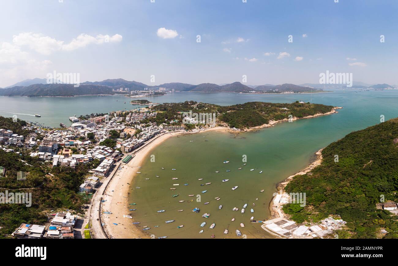 Vue aérienne sur l'île de Peng Chau avec sa plage et son port à Hong Kong Banque D'Images