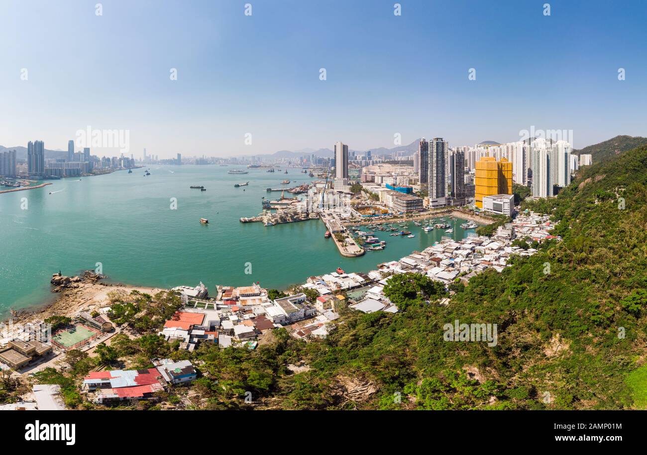 Vue aérienne sur le quartier résidentiel Yau Tong au bord de l'eau, près du port de Victoria, célèbre pour son port de pêcheurs et ses restaurants de fruits de mer Banque D'Images