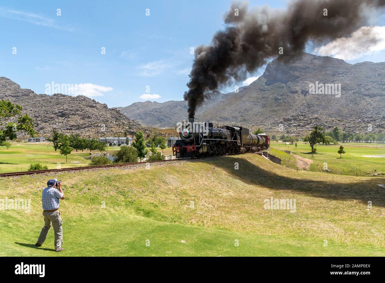 Ceres, Western Cape, Afrique du Sud. Décembre 2019. Machine à vapeur transportant des voitures à la fête de la cerise annuel sur Ceres golf course Banque D'Images