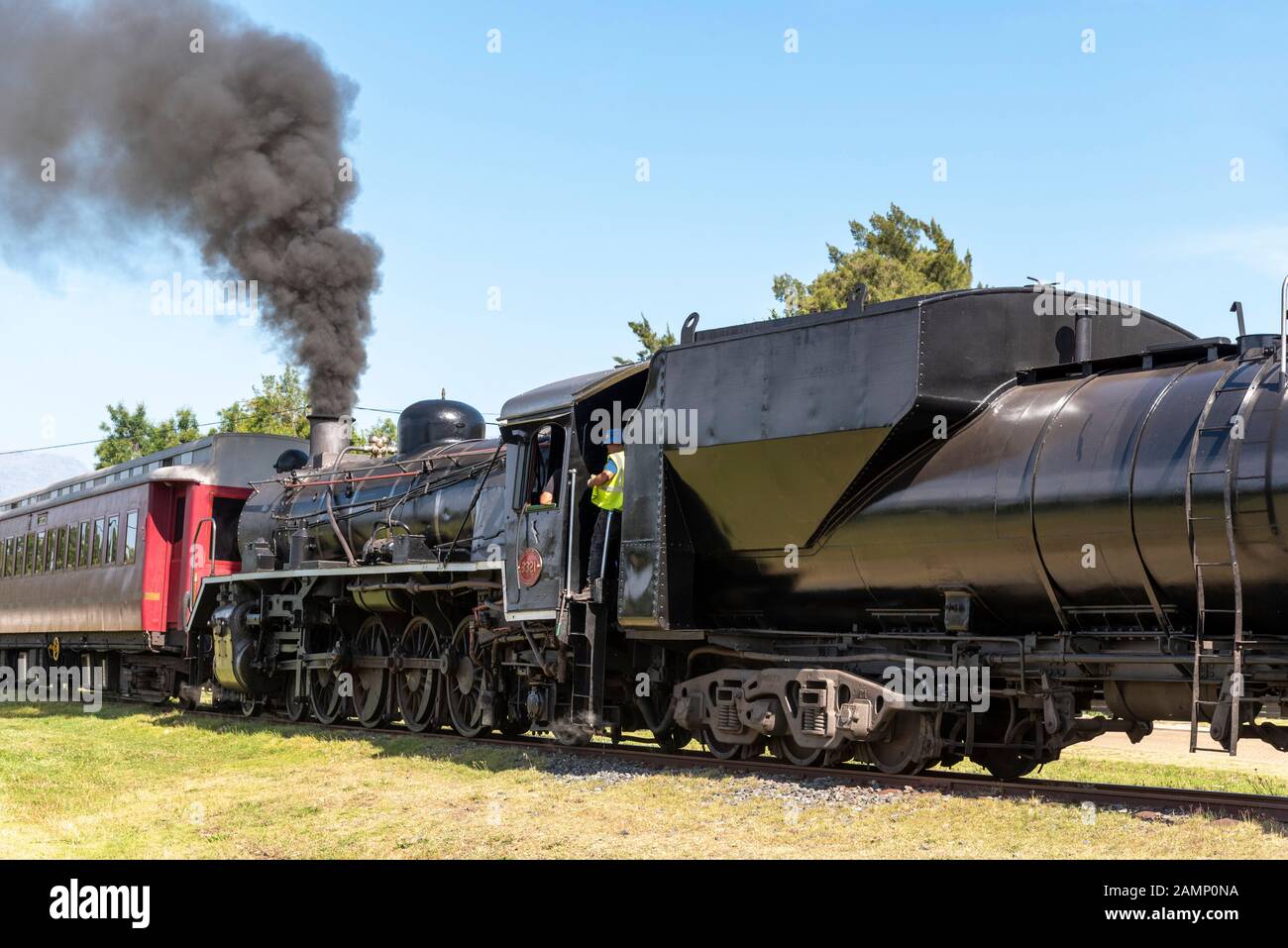 Ceres, Western Cape, Afrique du Sud. Décembre 2019. Machine à vapeur transportant des voitures à la fête de la cerise annuel sur Ceres golf course Banque D'Images