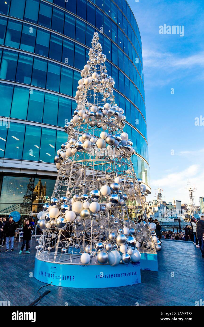 Sapin de Noël en fil métallique avec décorations blanches et argentées à Plus de Londres, London Bridge, Royaume-Uni Banque D'Images