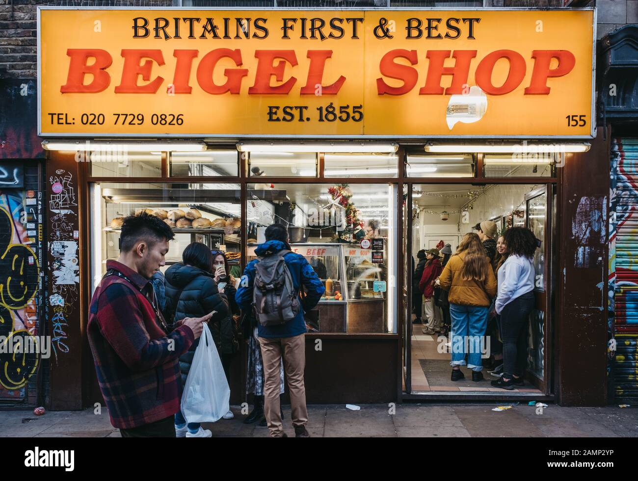 Londres, Royaume-Uni - 29 décembre 2019: Façade de Beigel Shop à Brick Lane, les gens marchent devant, morion blur. La boutique a ouvert ses portes en 1855 et vend des produits frais Banque D'Images