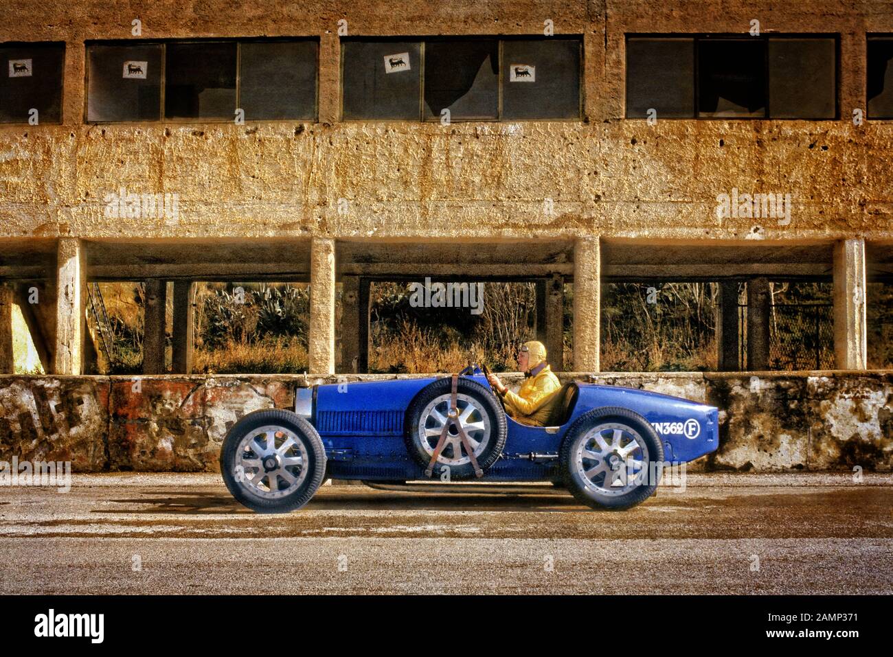 1926 Bugatti Type 35. 1926 Targa Florio gagnant conduit par Meo Costantini. Photographié dans les fosses sur la piste de course à Scilily 1982. Banque D'Images