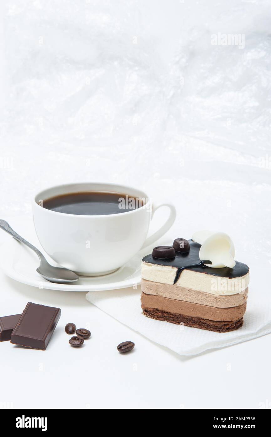 Tasse avec café et gâteau de dessert en forme de coeur nous avons soufflé  fond Photo Stock - Alamy