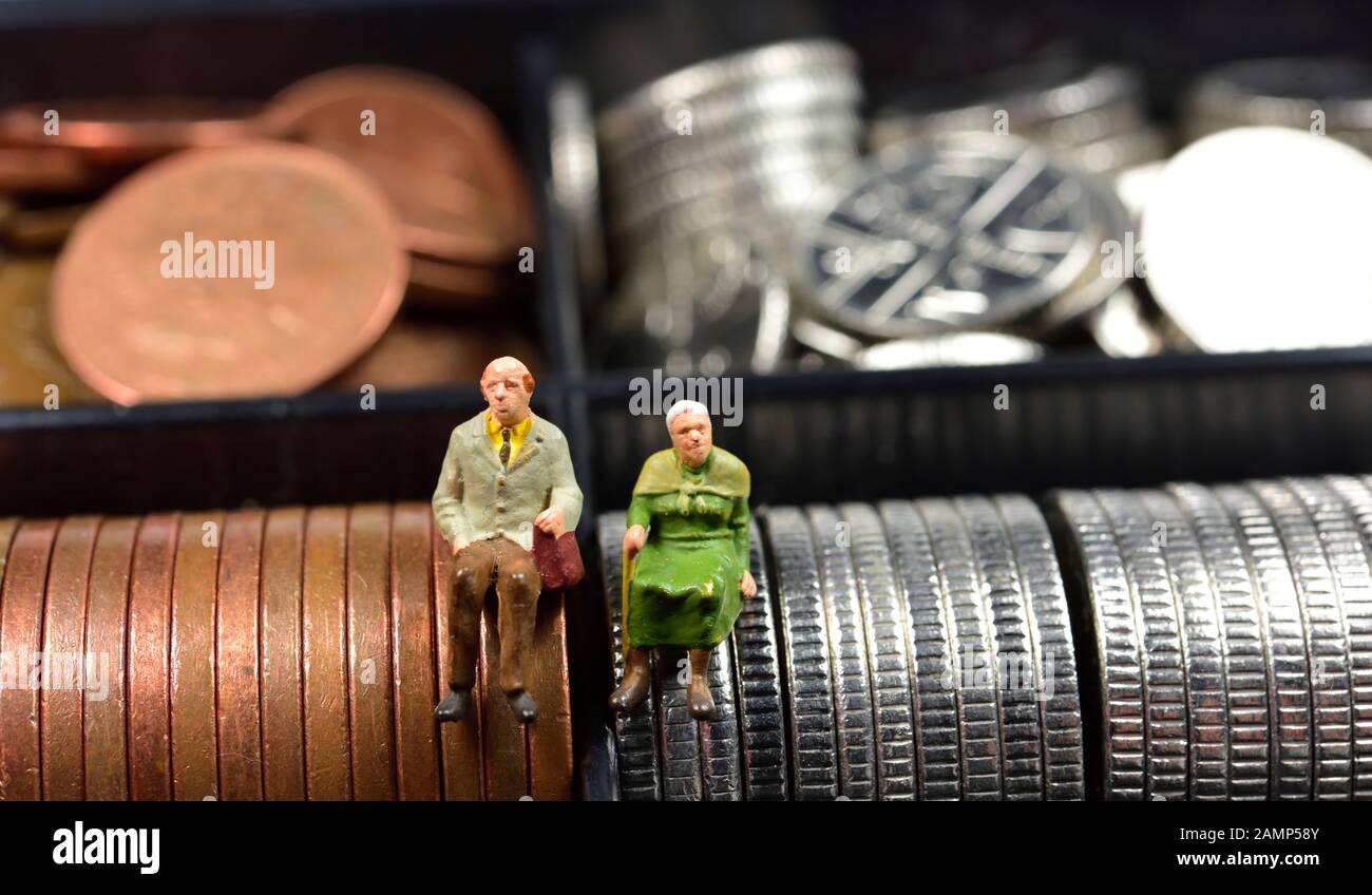 Miniatures, couple retraité assis sur l'argent,cash,pièces,concept Banque D'Images